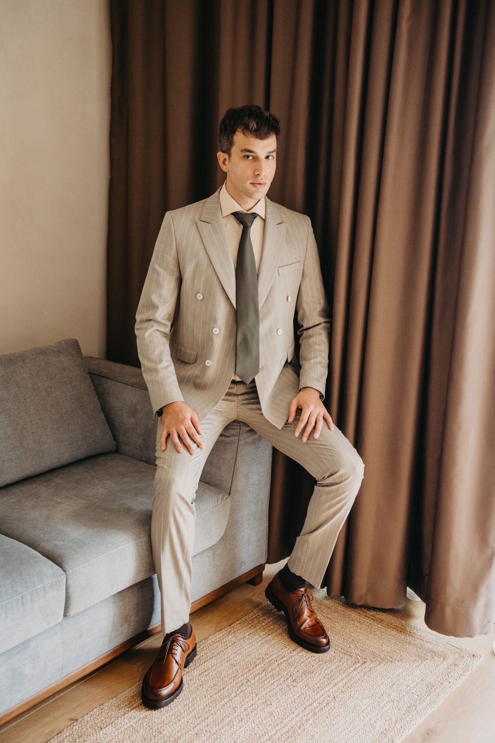 Muško bež odelo sa svetlijom bež prugom - Image 8