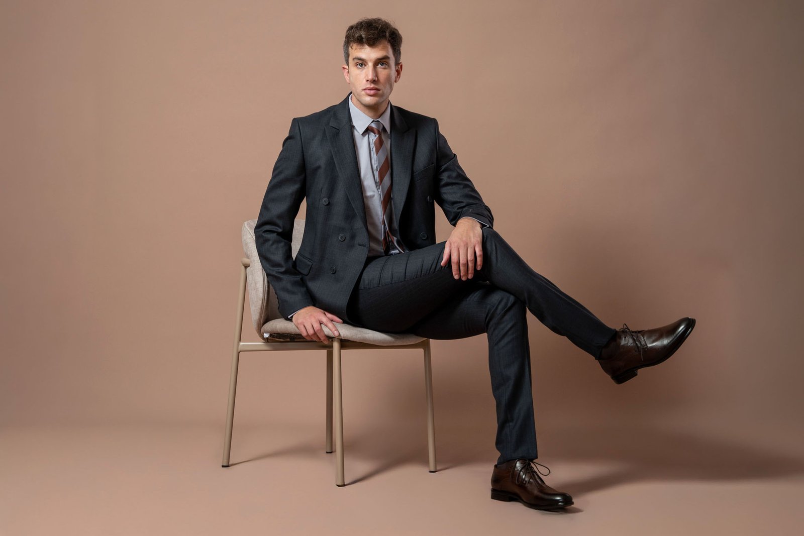 Muško tamno sivo odelo sa diskretnom sivom prugom - Image 12