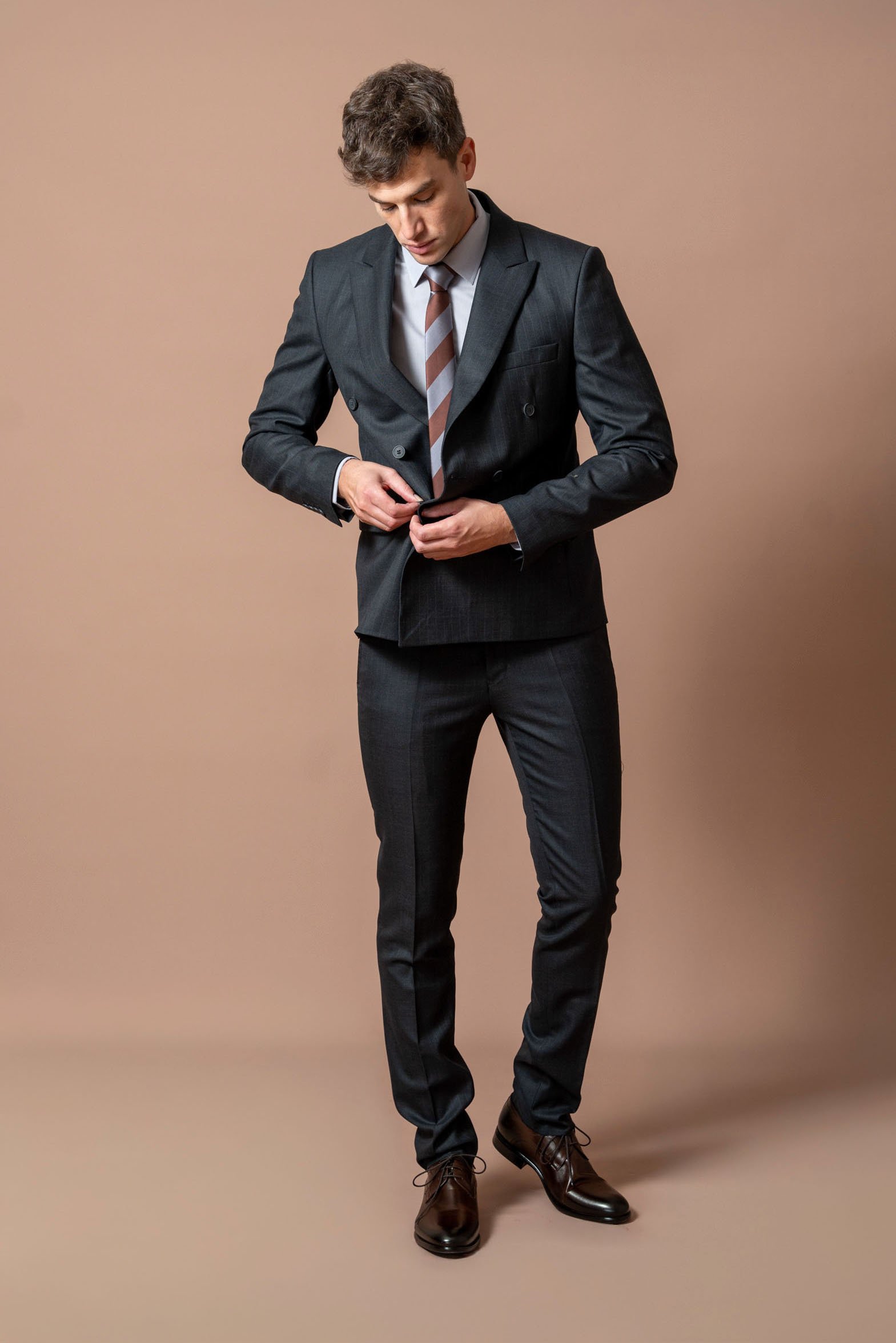 Muško tamno sivo odelo sa diskretnom sivom prugom - Image 10