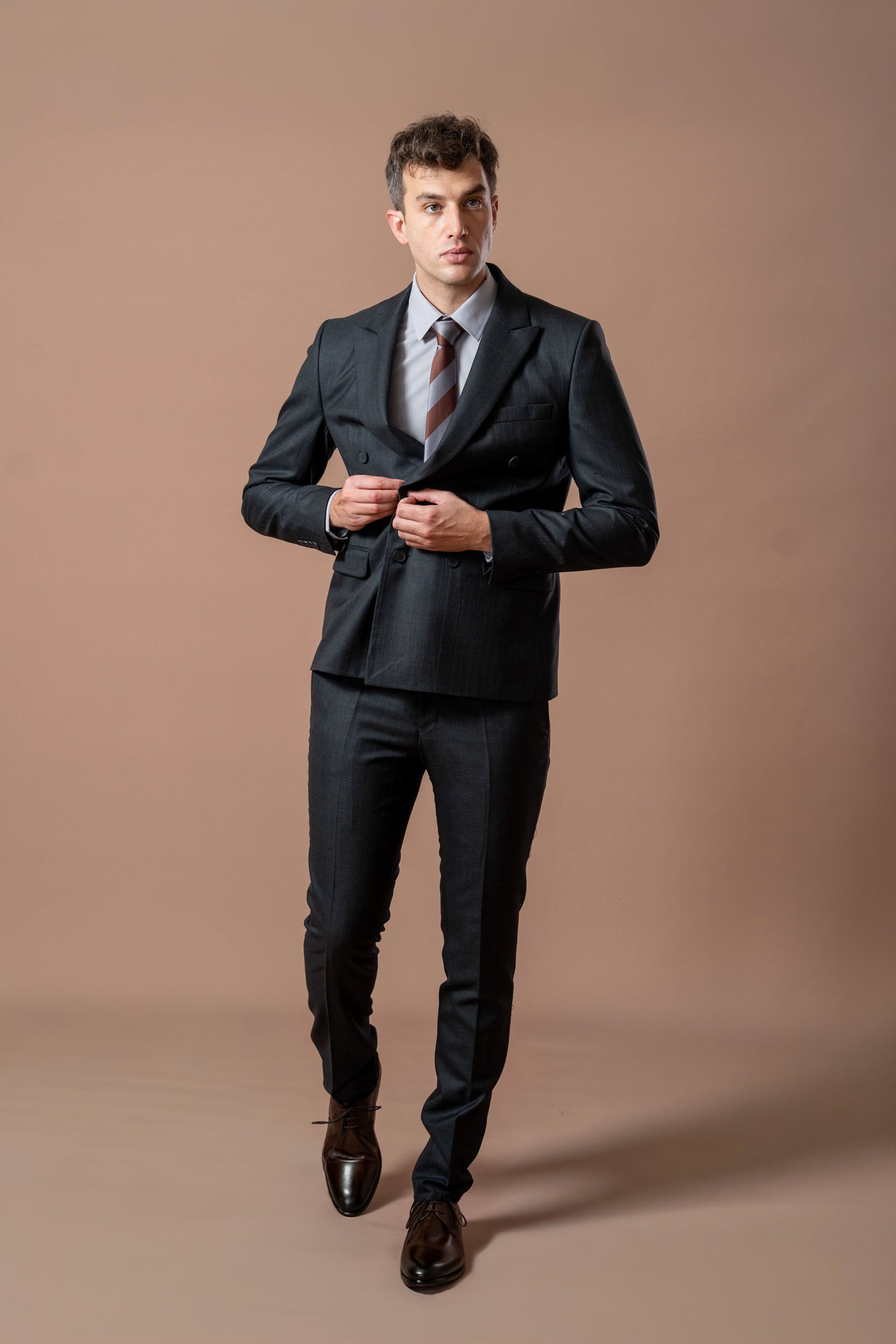 Muško tamno sivo odelo sa diskretnom sivom prugom