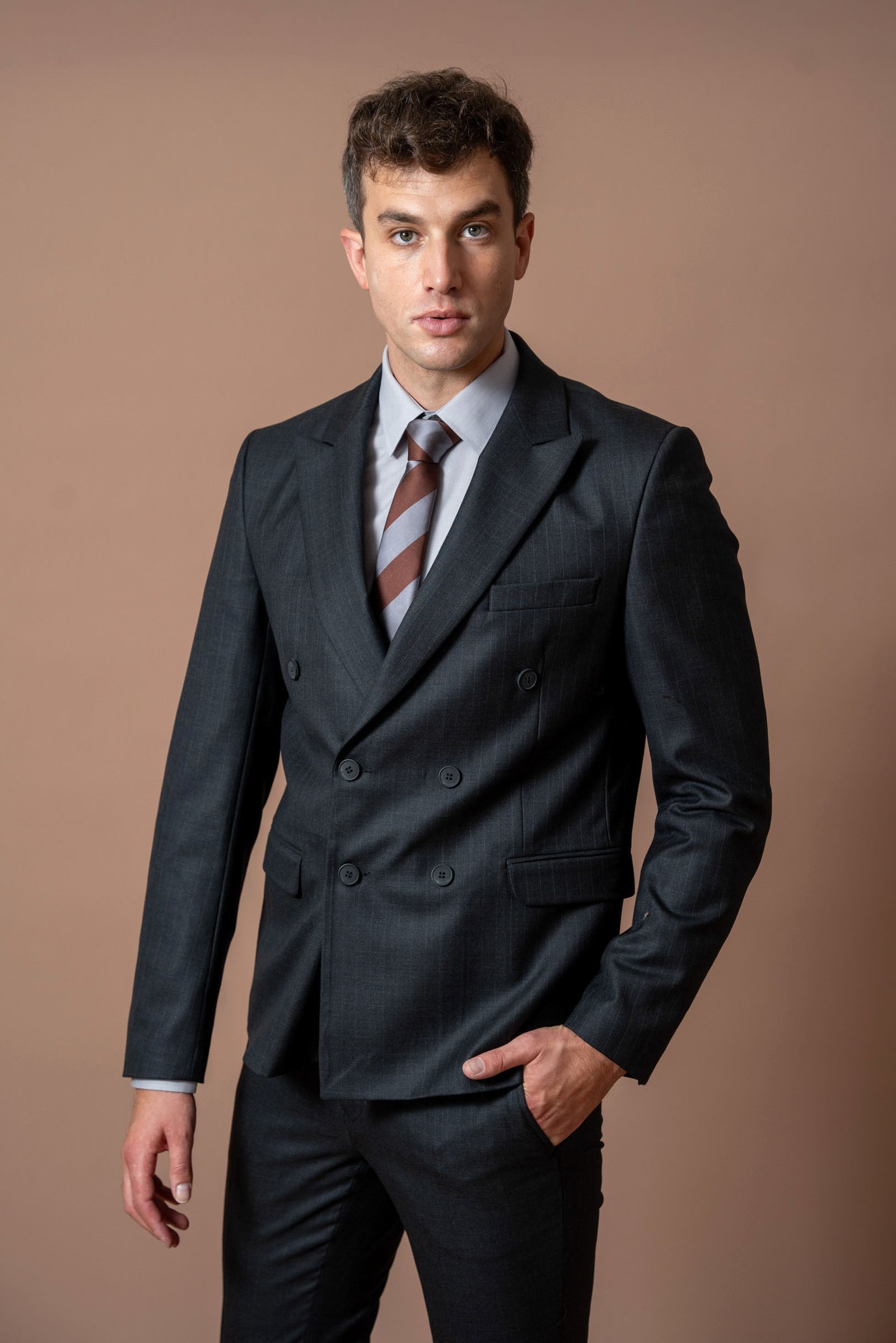 Muško tamno sivo odelo sa diskretnom sivom prugom - Image 16