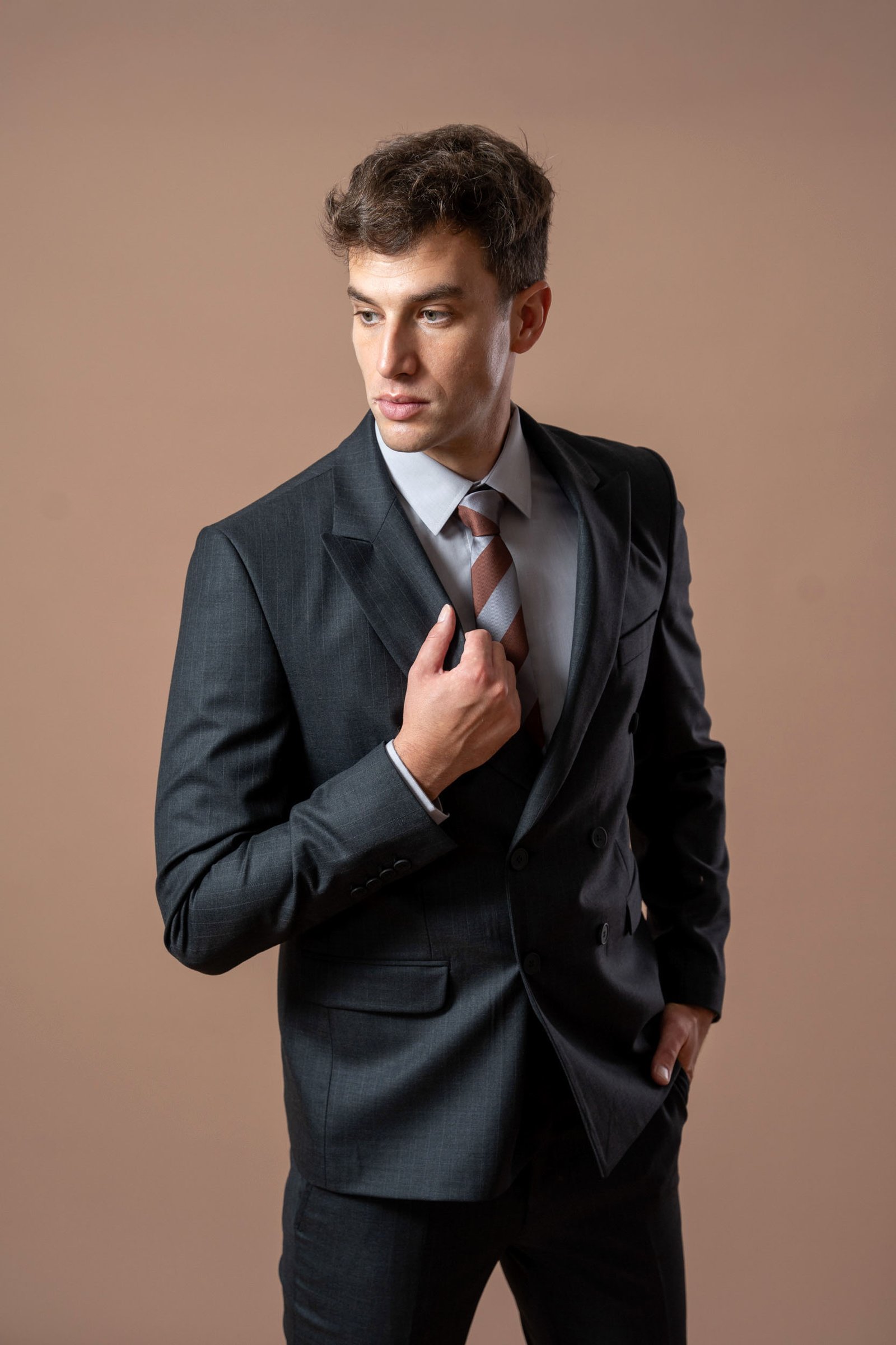 Muško tamno sivo odelo sa diskretnom sivom prugom - Image 15