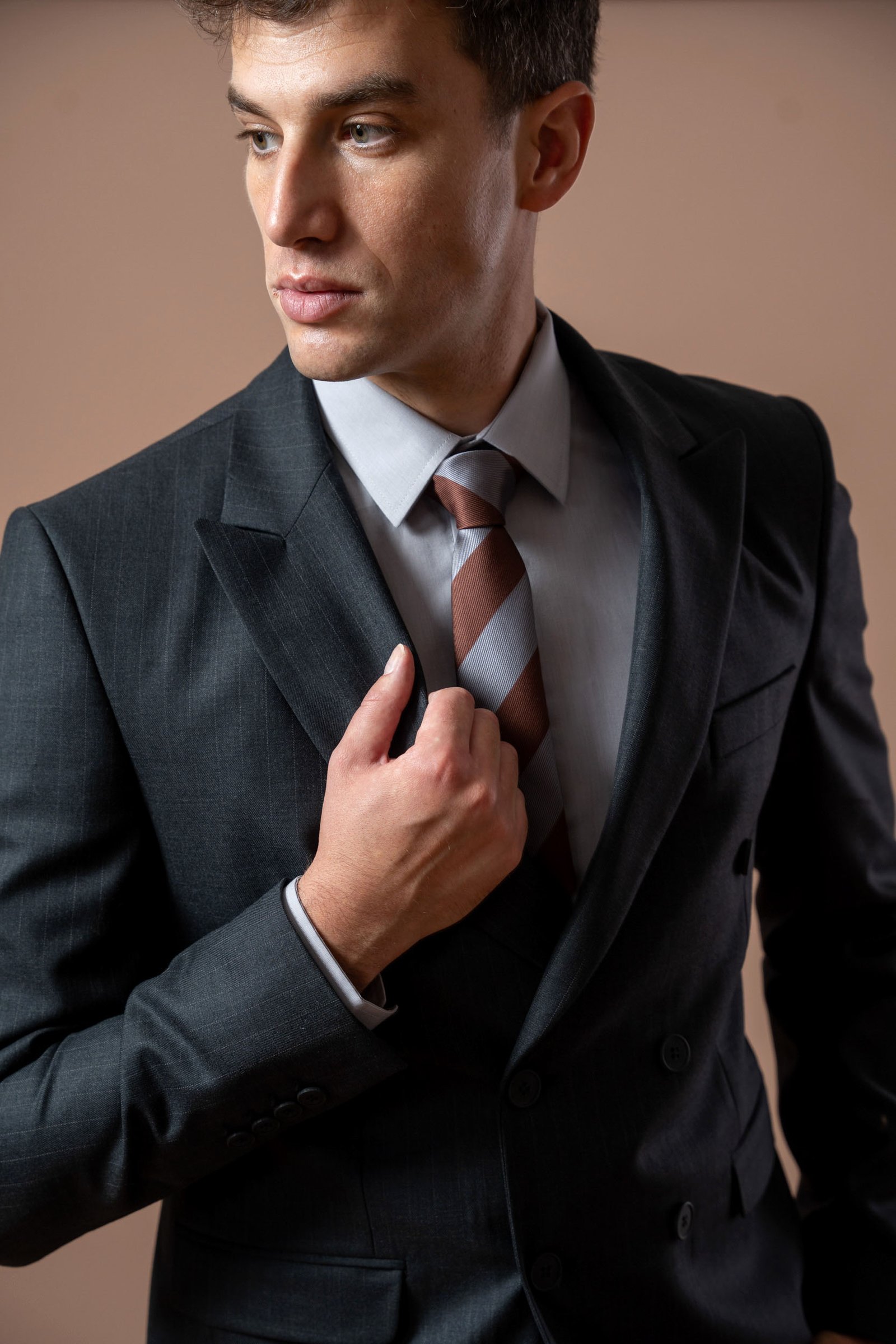 Muško tamno sivo odelo sa diskretnom sivom prugom - Image 7