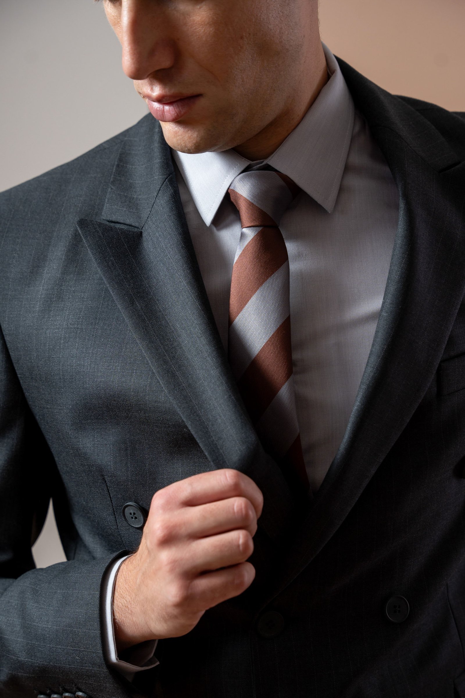 Muško tamno sivo odelo sa diskretnom sivom prugom - Image 3