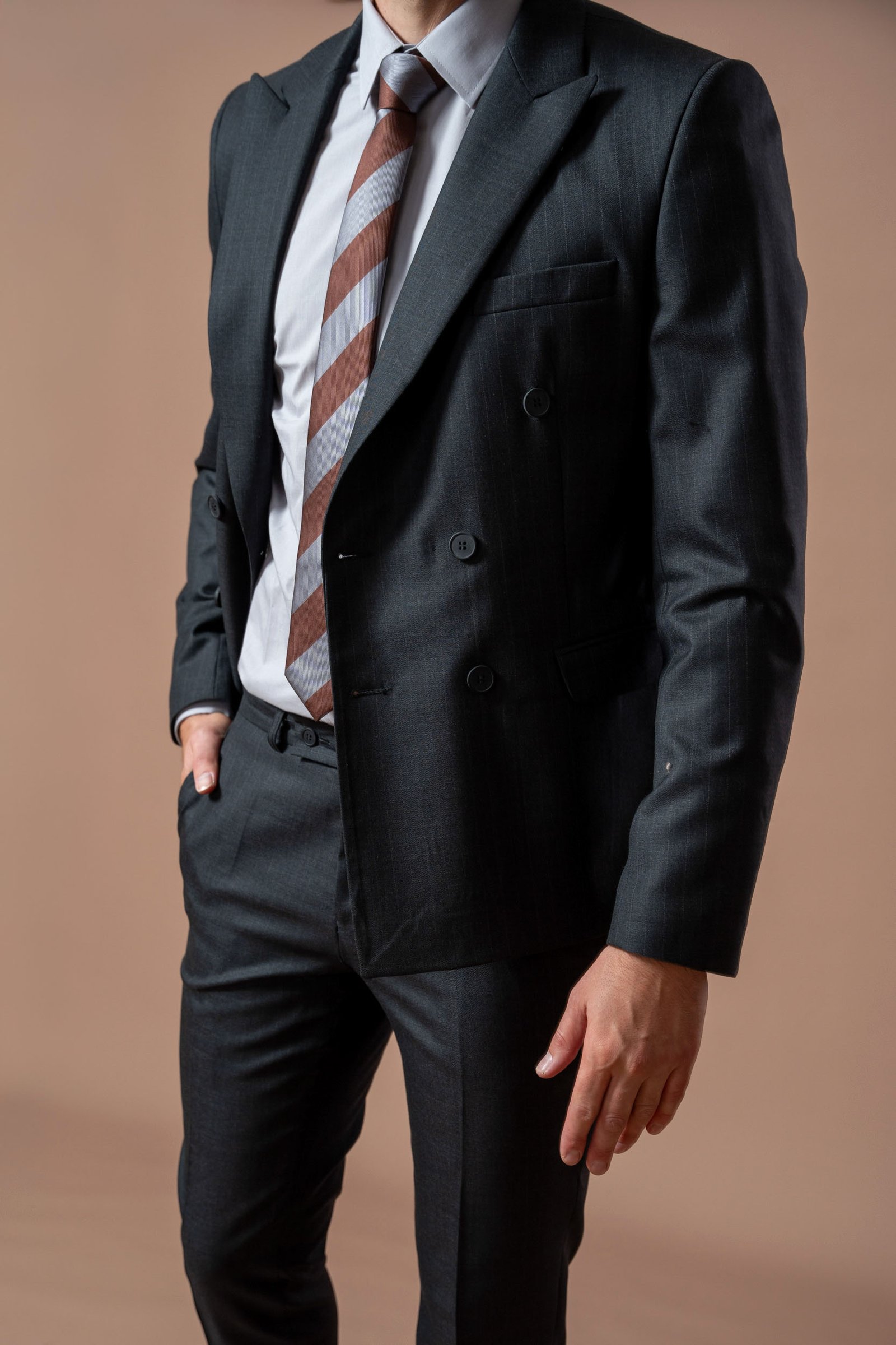 Muško tamno sivo odelo sa diskretnom sivom prugom - Image 4