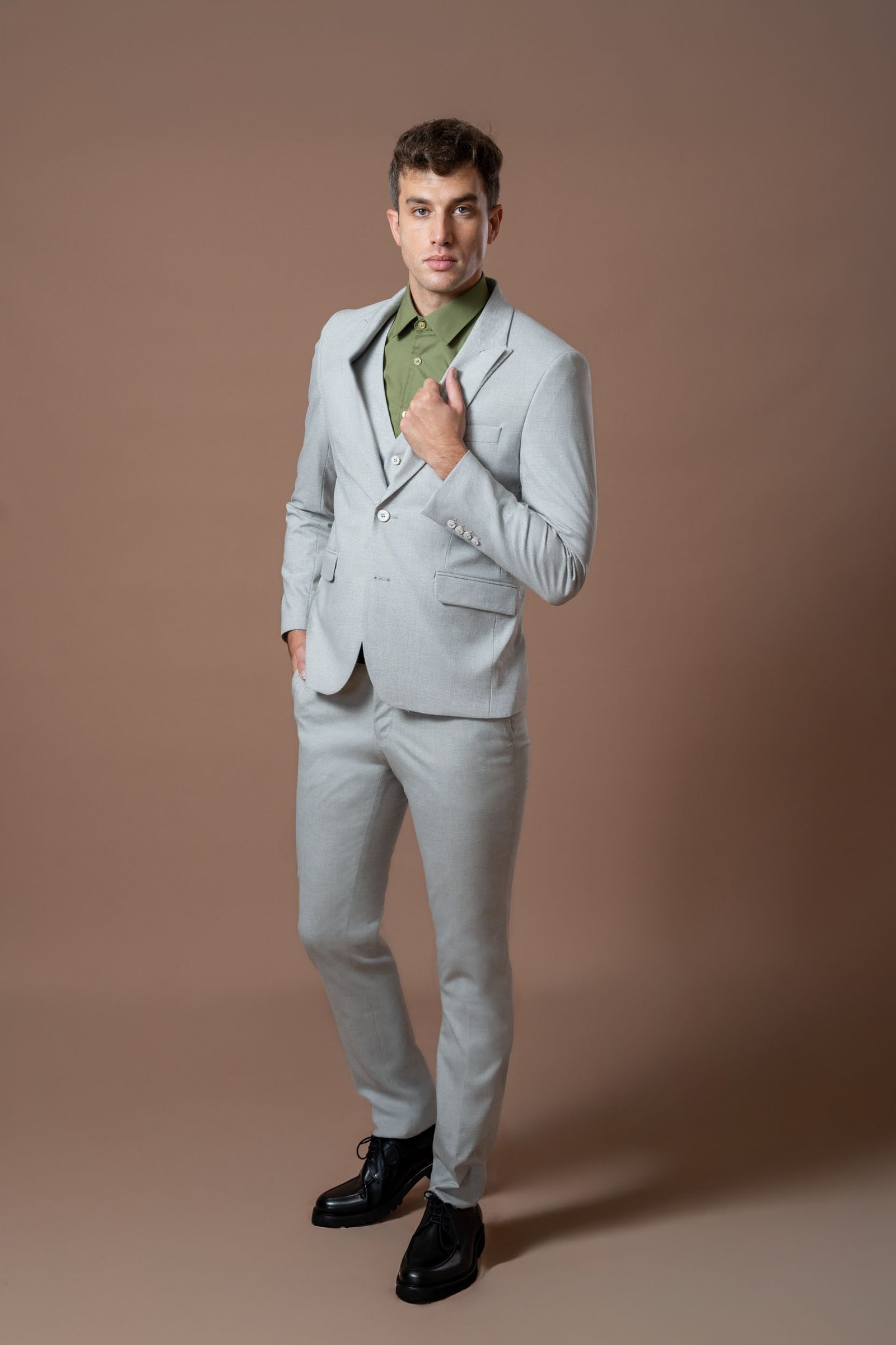 Muško svetlosivo trodelno odelo sa tamnosivim prugama (pepito)