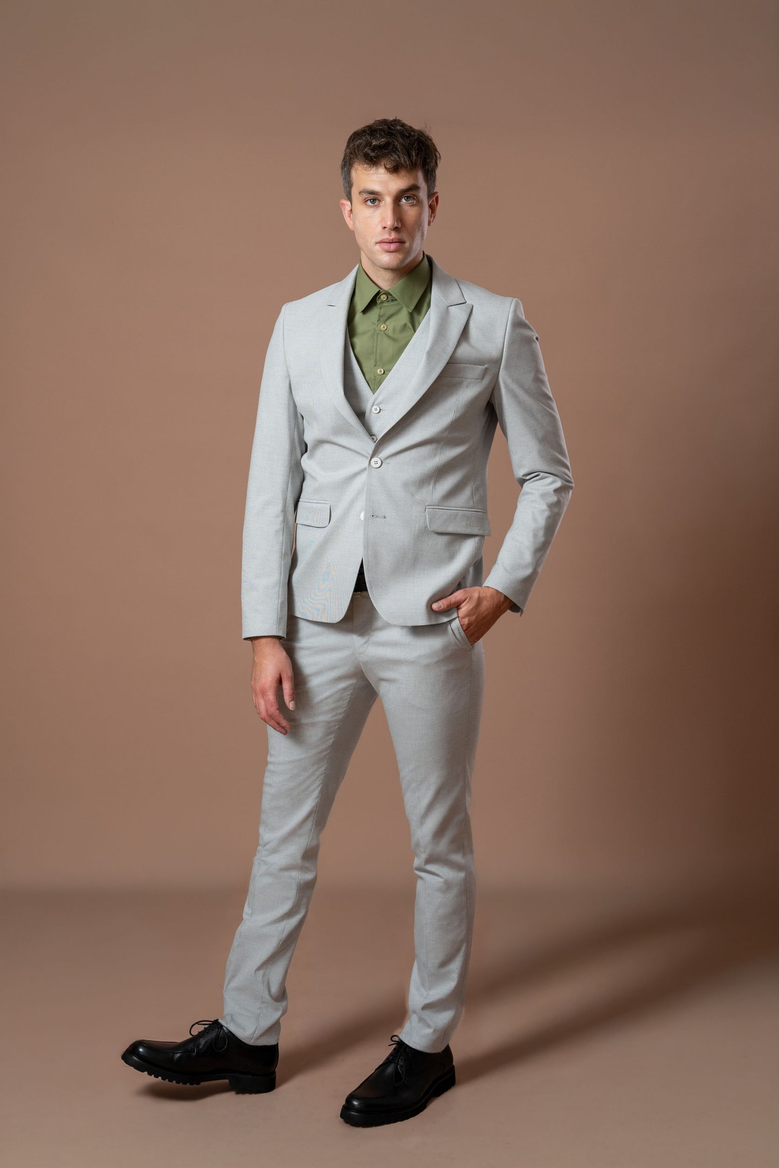 Muško svetlosivo trodelno odelo sa tamnosivim prugama (pepito) - Image 3