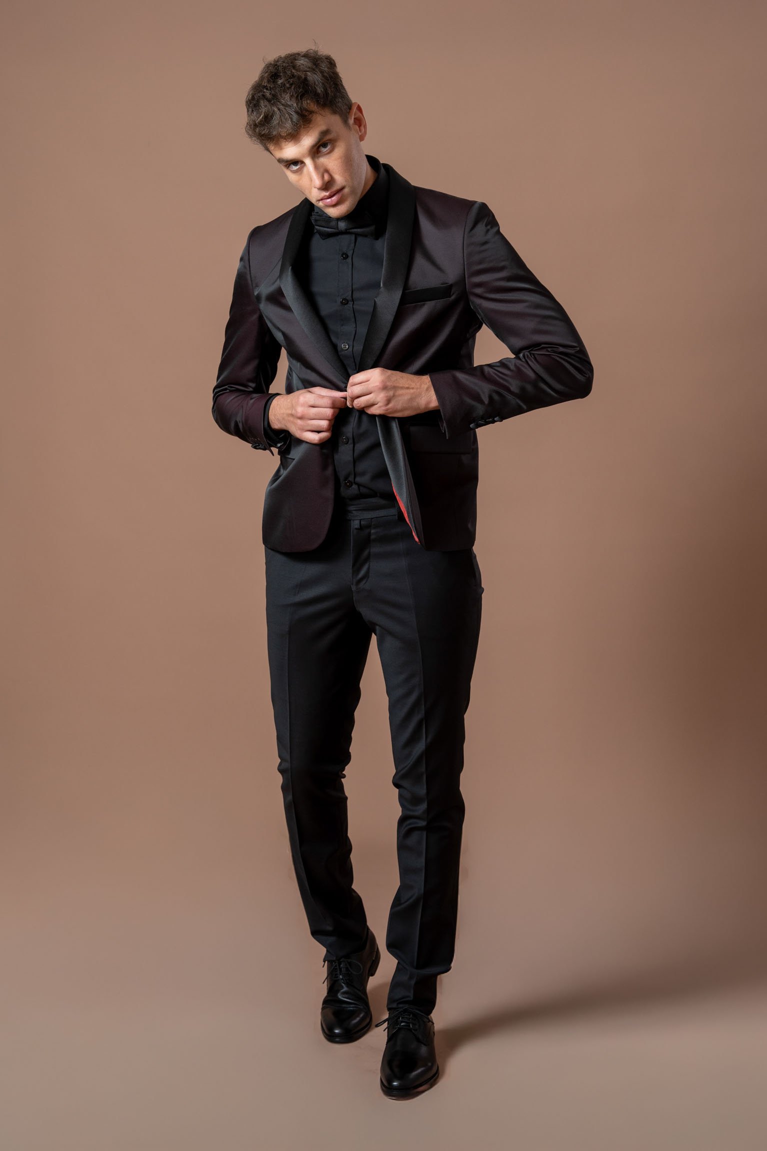 Muško bordo odelo sa crnom satenskom šal kragnom - Image 11