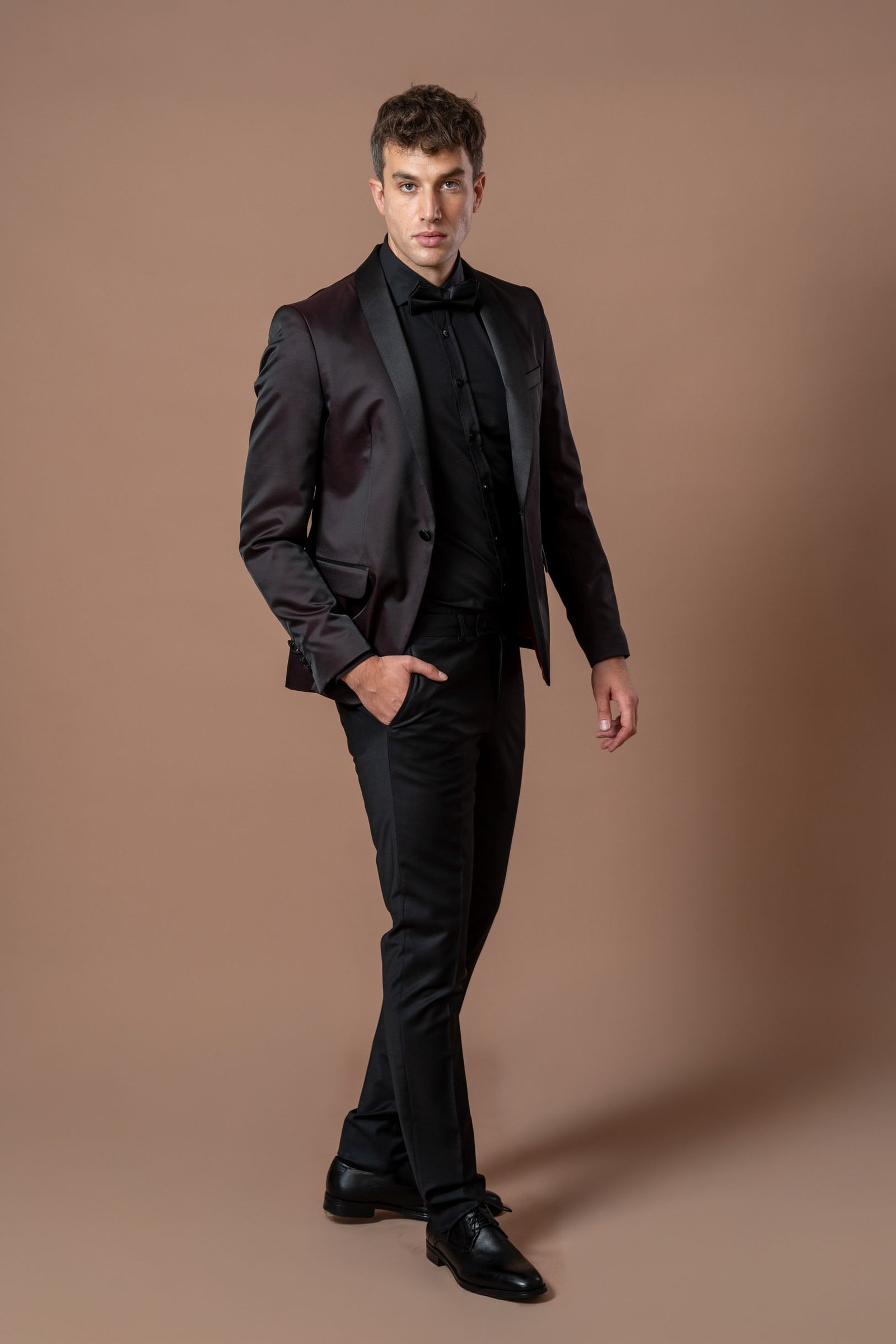 Muško bordo odelo sa crnom satenskom šal kragnom - Image 13