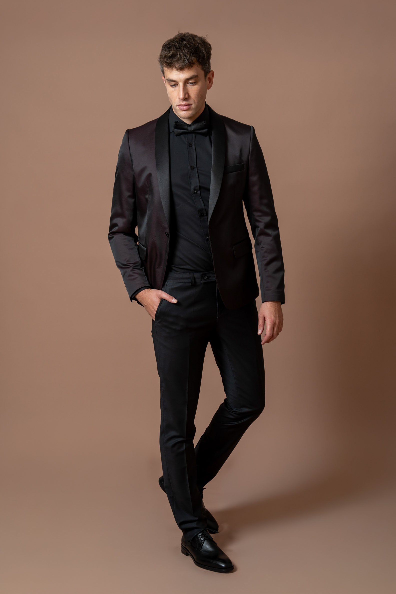 Muško bordo odelo sa crnom satenskom šal kragnom - Image 14