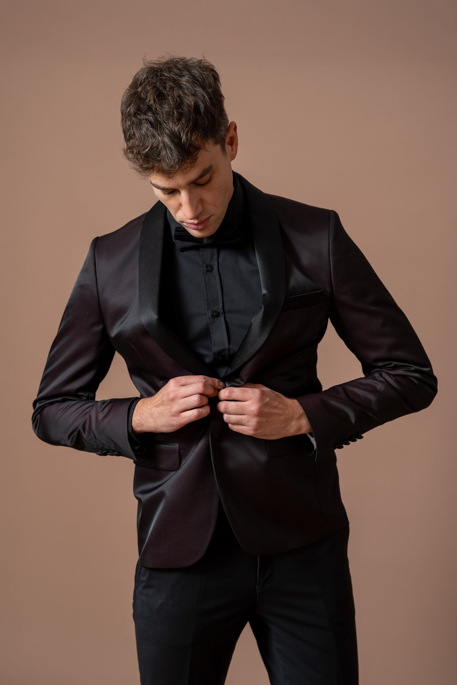 Muško bordo odelo sa crnom satenskom šal kragnom - Image 15