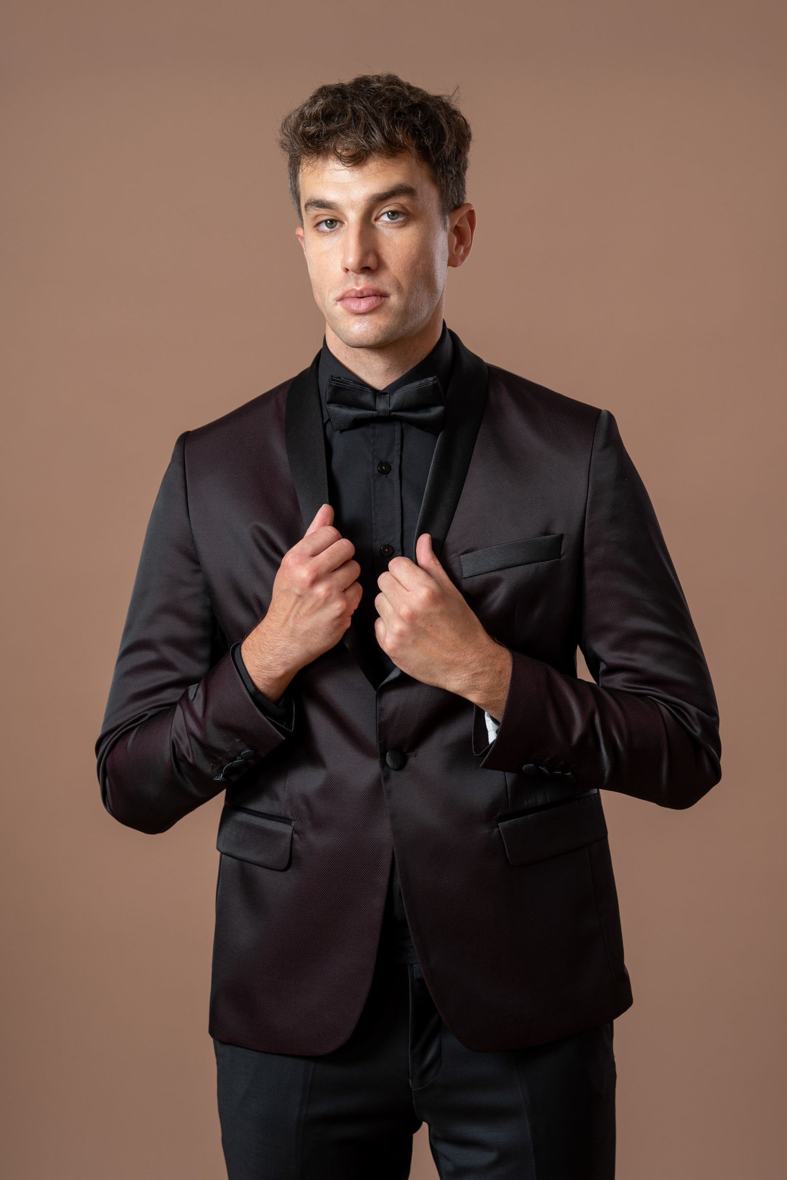 Muško bordo odelo sa crnom satenskom šal kragnom - Image 6