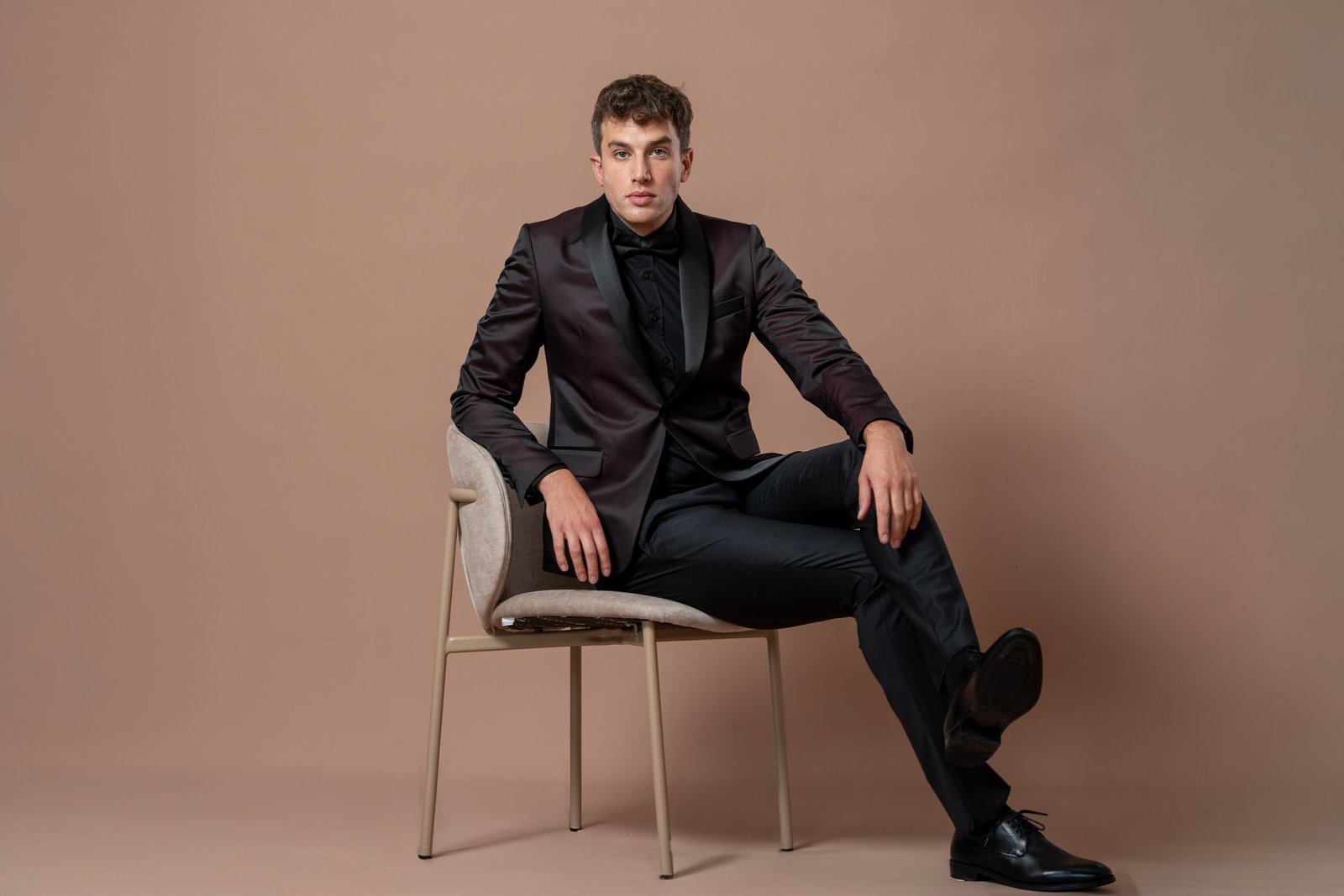 Muško bordo odelo sa crnom satenskom šal kragnom - Image 8