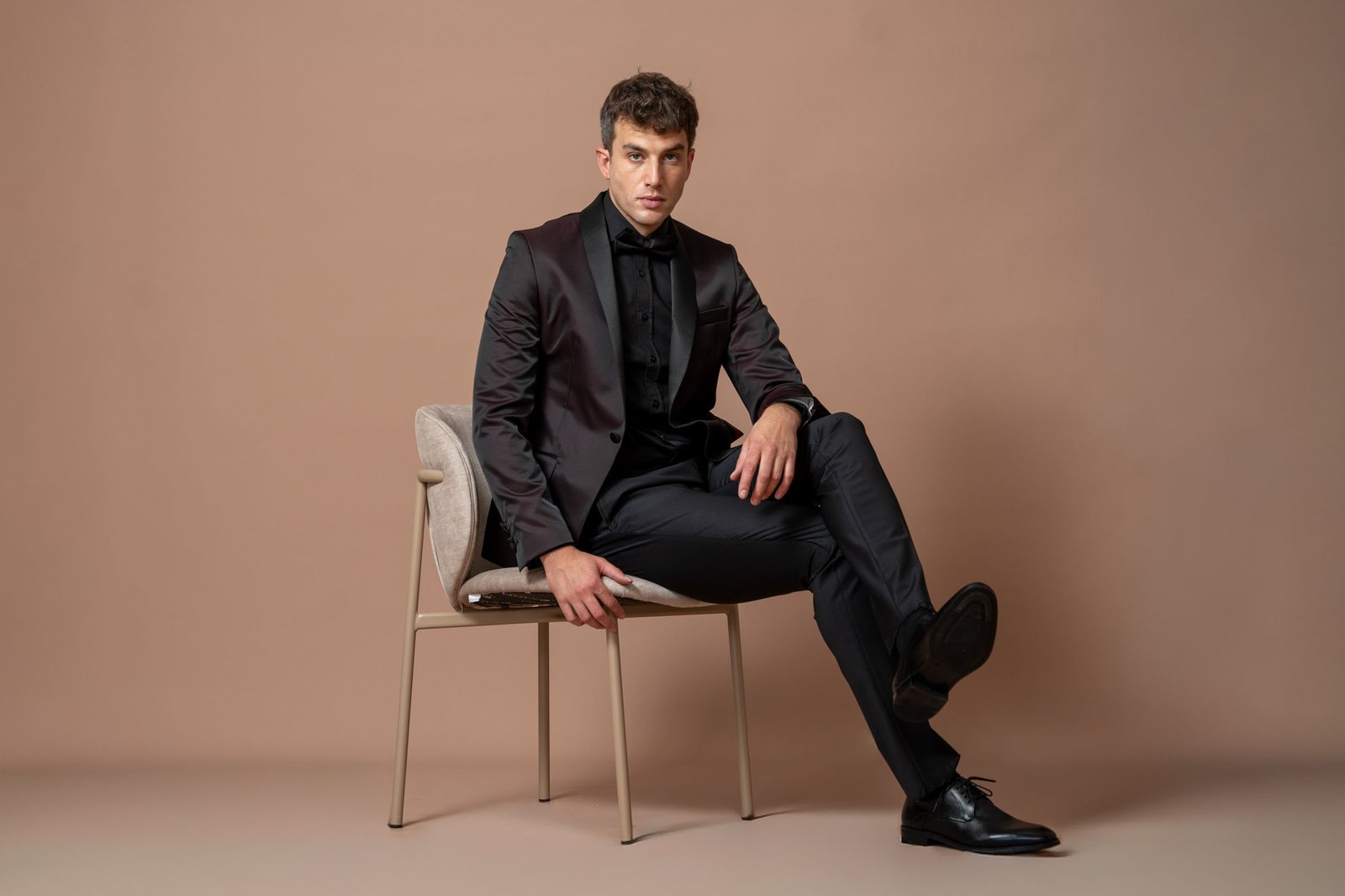 Muško bordo odelo sa crnom satenskom šal kragnom - Image 9