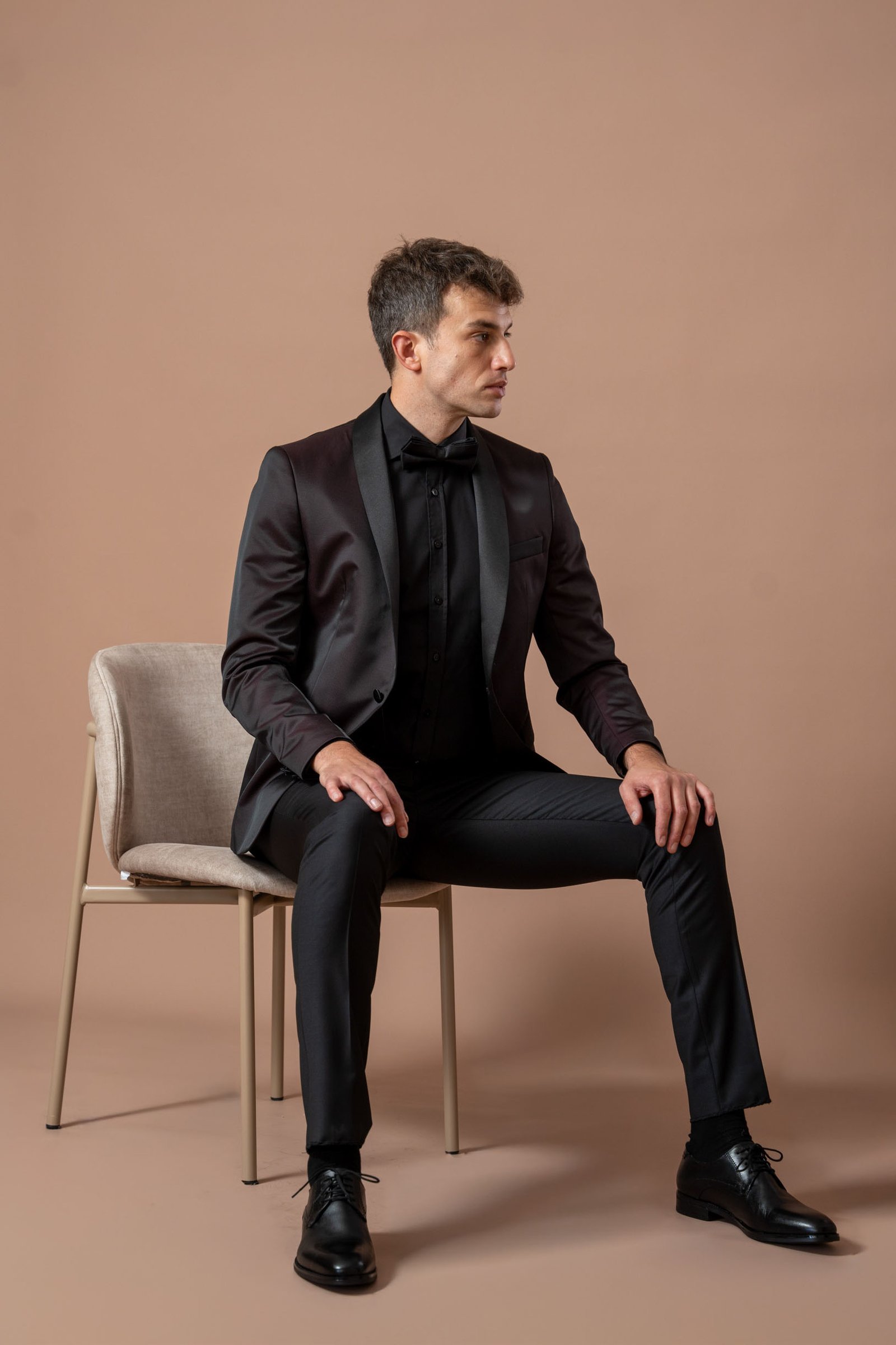 Muško bordo odelo sa crnom satenskom šal kragnom - Image 2