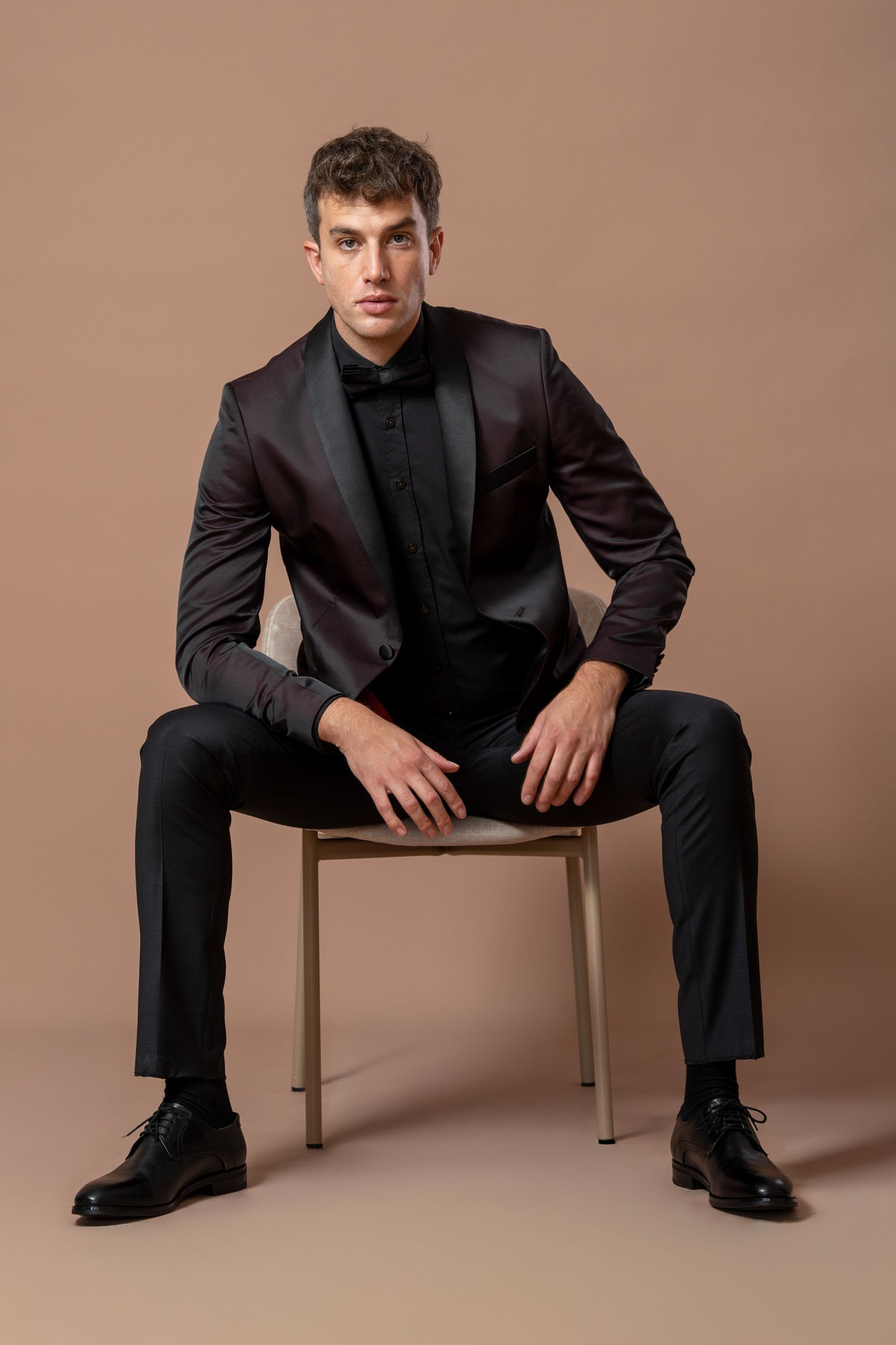 Muško bordo odelo sa crnom satenskom šal kragnom - Image 5