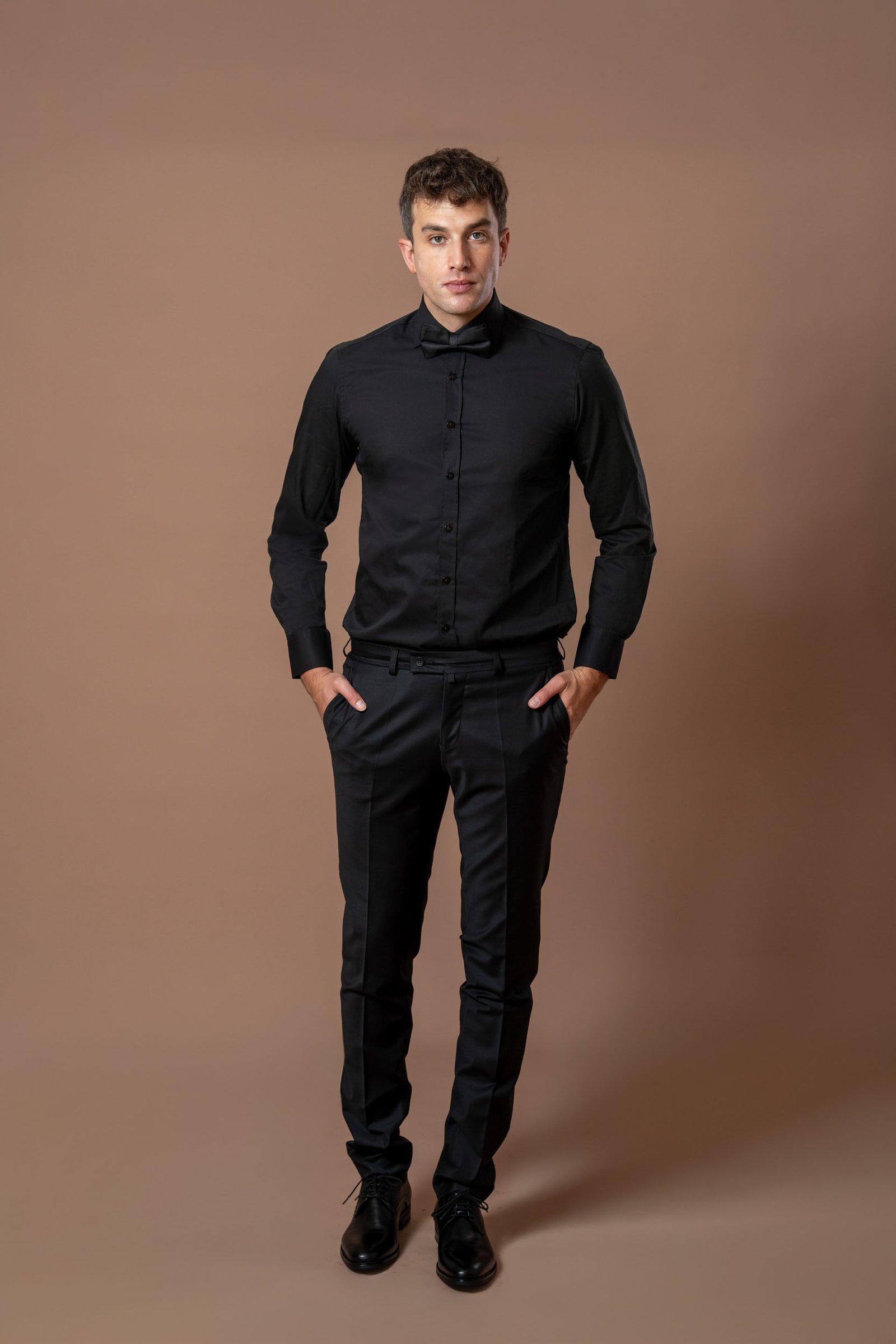 Muške crne pantalone sa užom nogavicom