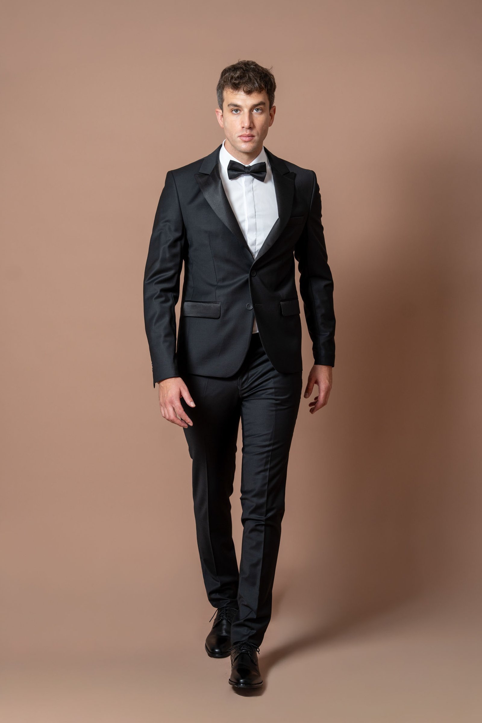 Crni smoking sa satenskim reverima