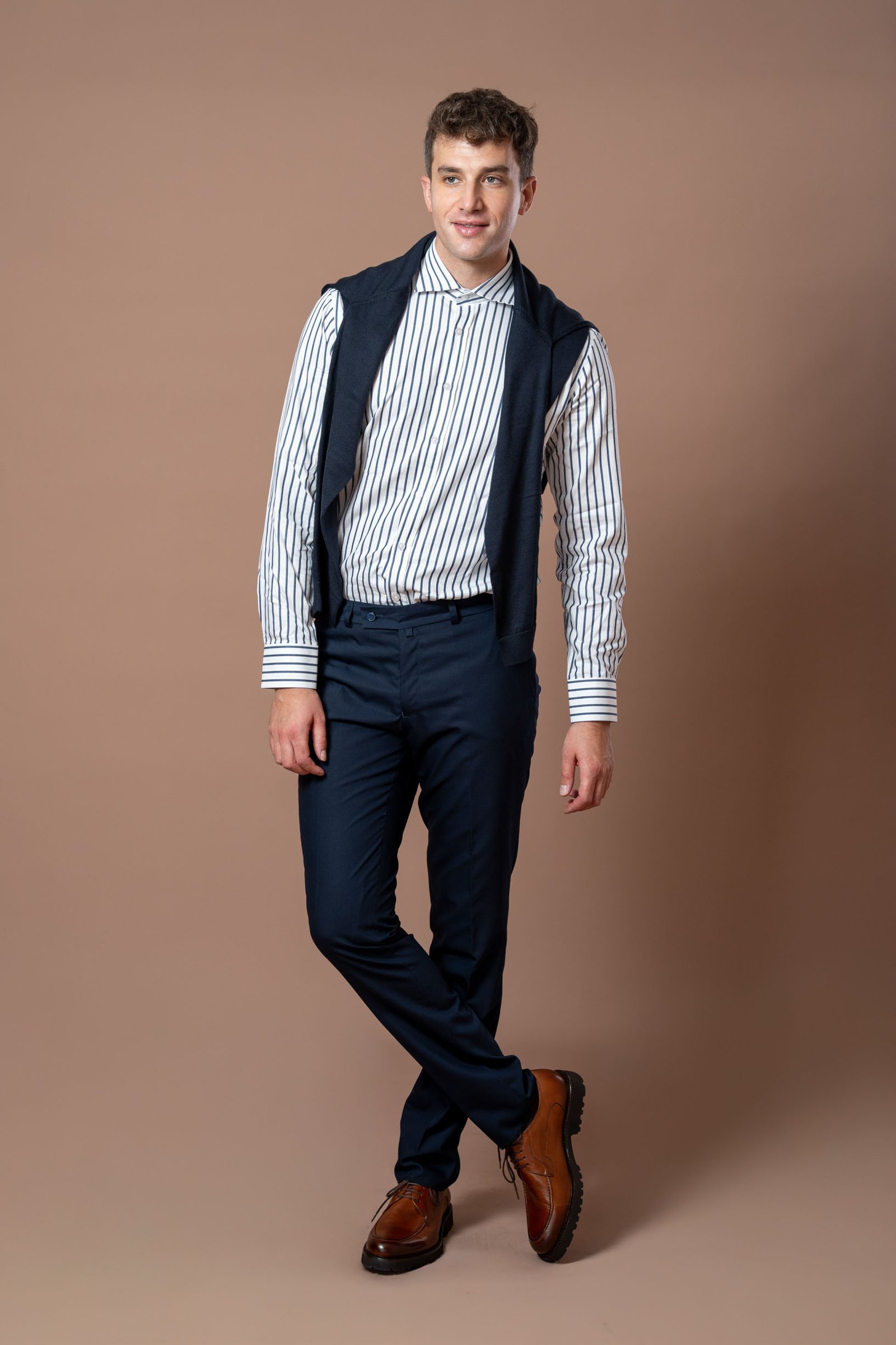 Muške teget pantalone sa užom nogavicom