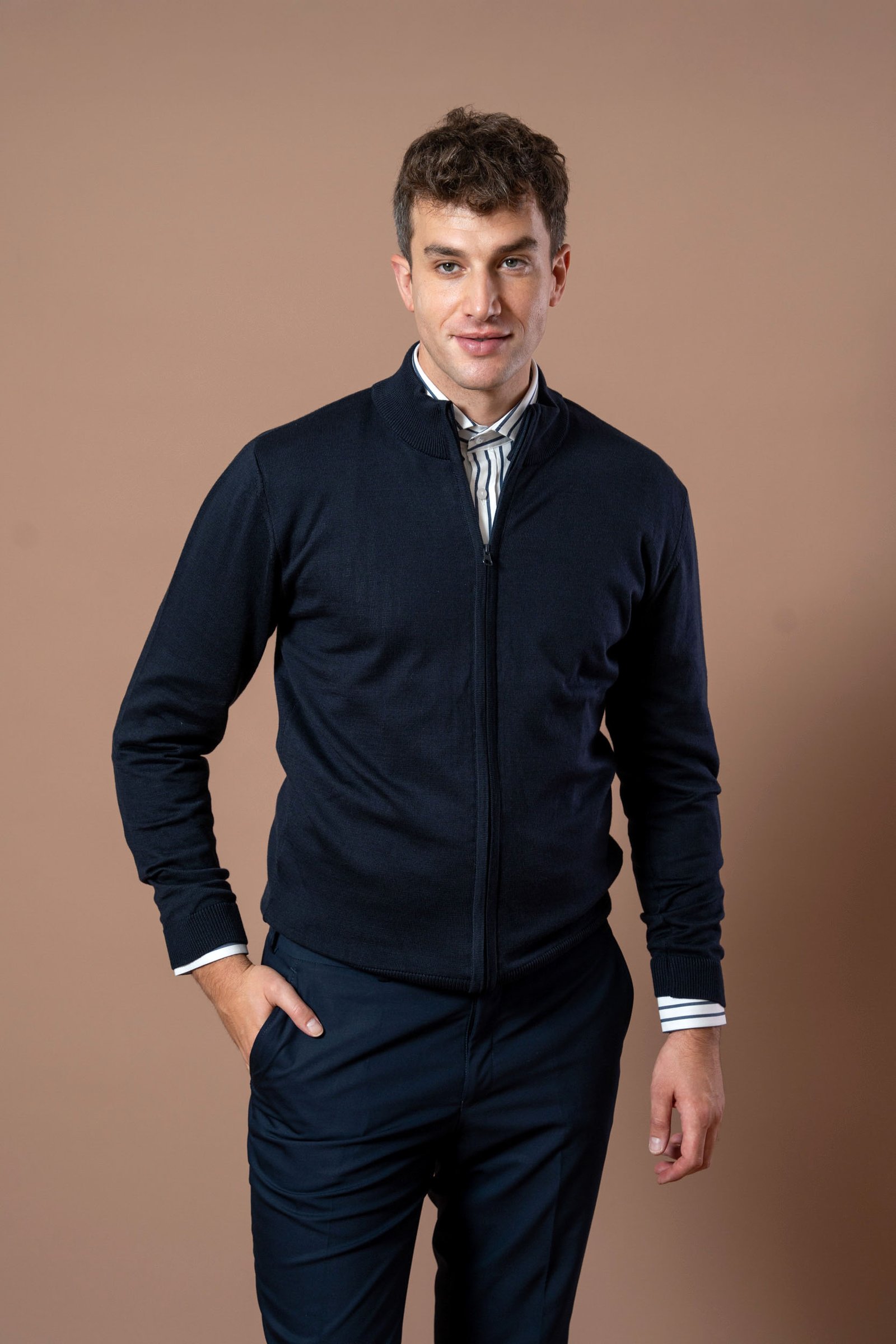 Muški teget džemper na raskopčavanje