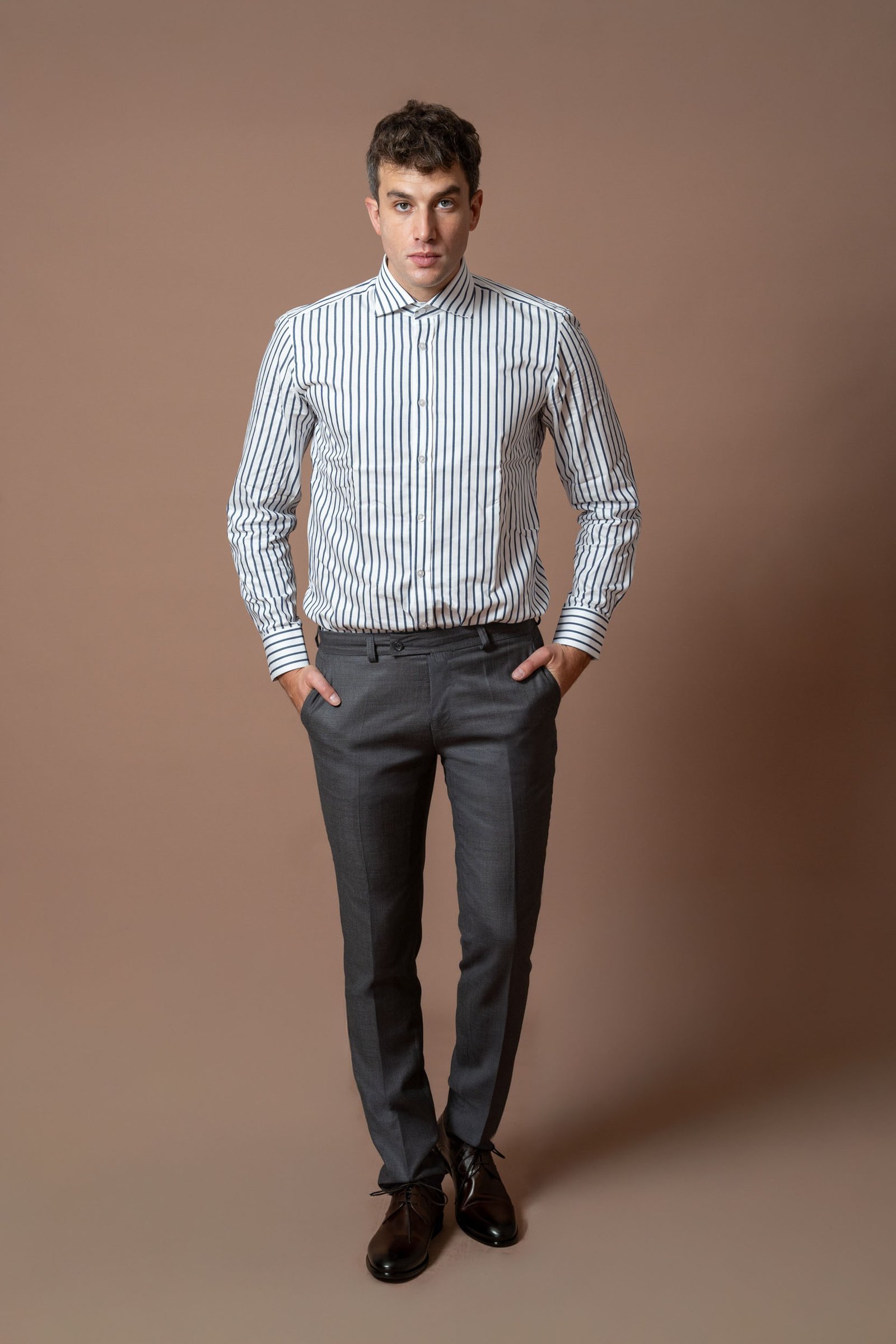 Muške tamnosive pantalone sa užom nogavicom