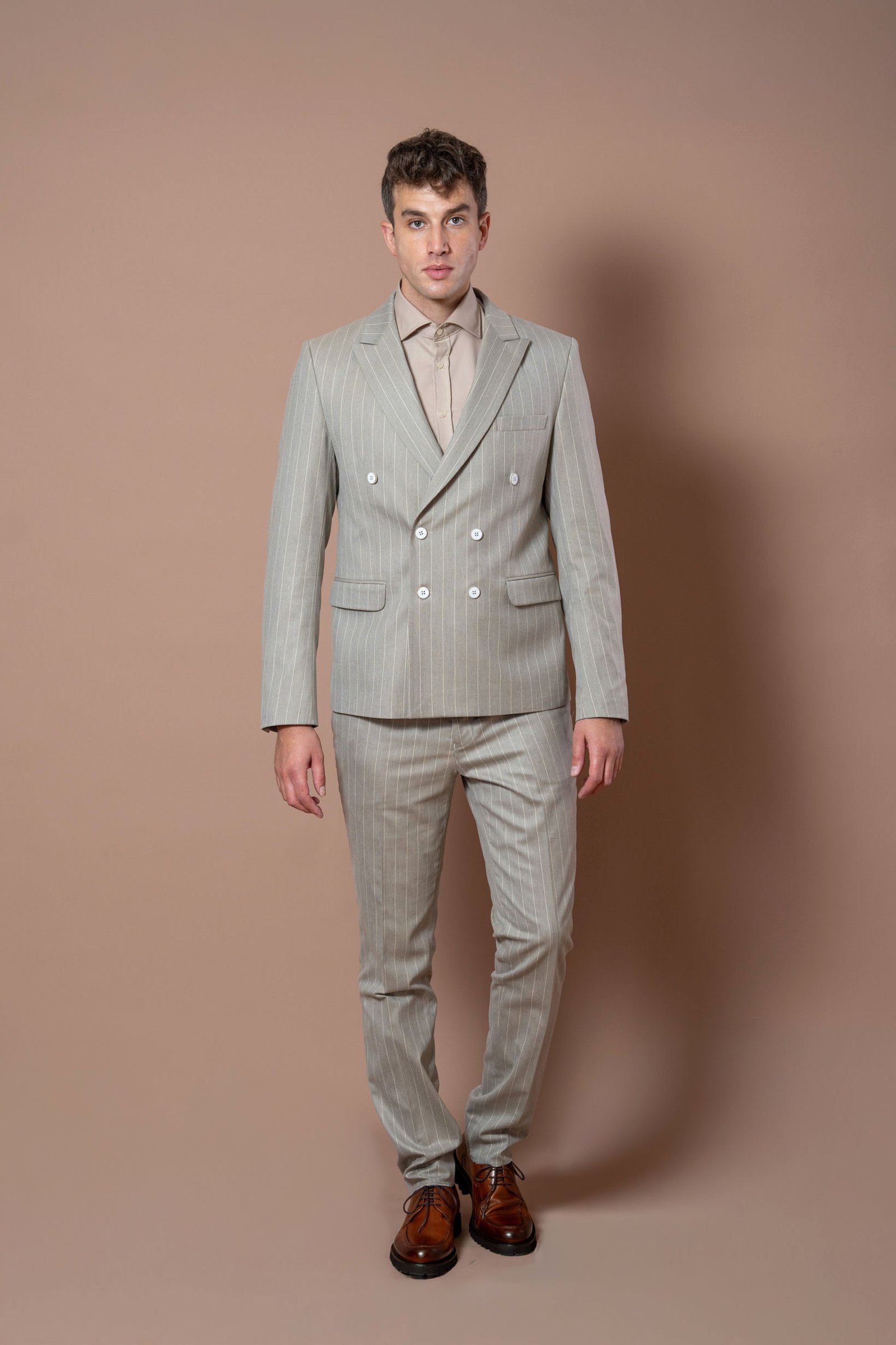 Muško bež odelo sa svetlijom bež prugom - Image 15