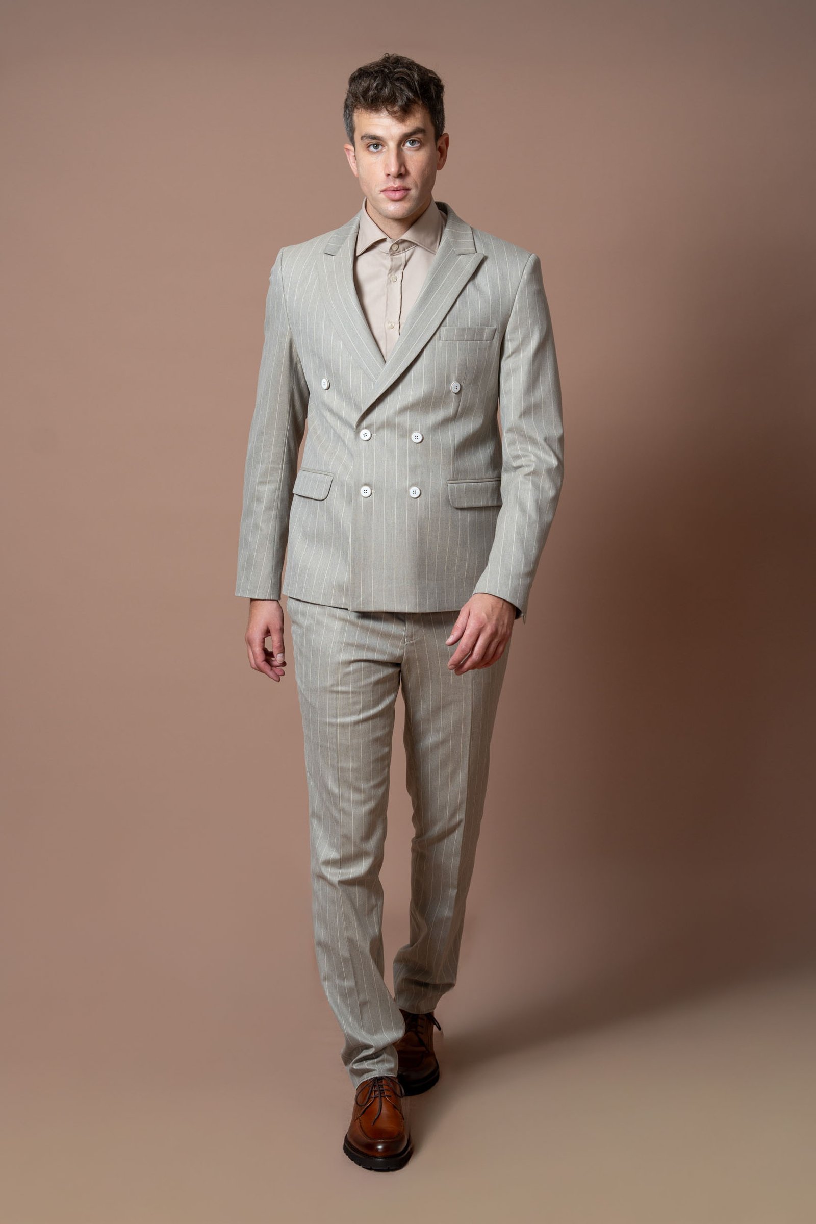 Muško bež odelo sa svetlijom bež prugom
