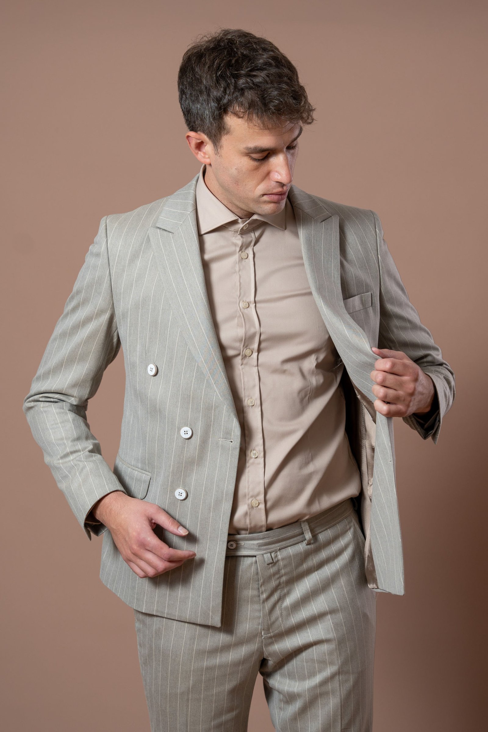 Muško bež odelo sa svetlijom bež prugom - Image 10