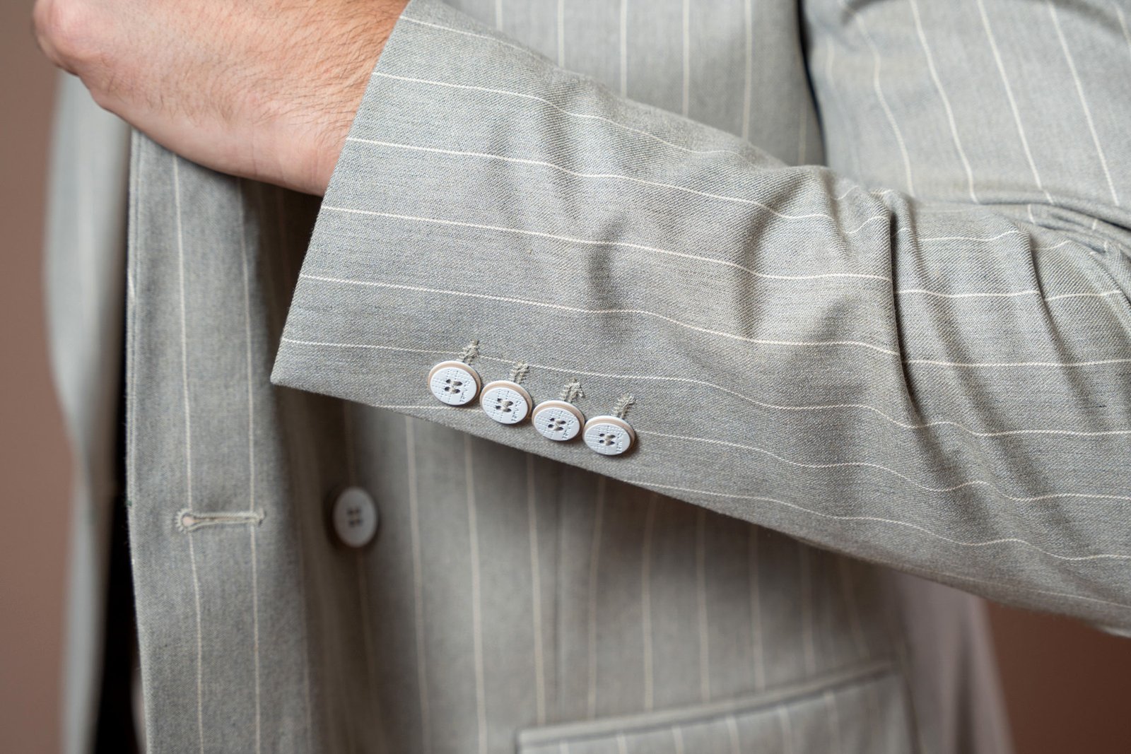 Muško bež odelo sa svetlijom bež prugom - Image 4