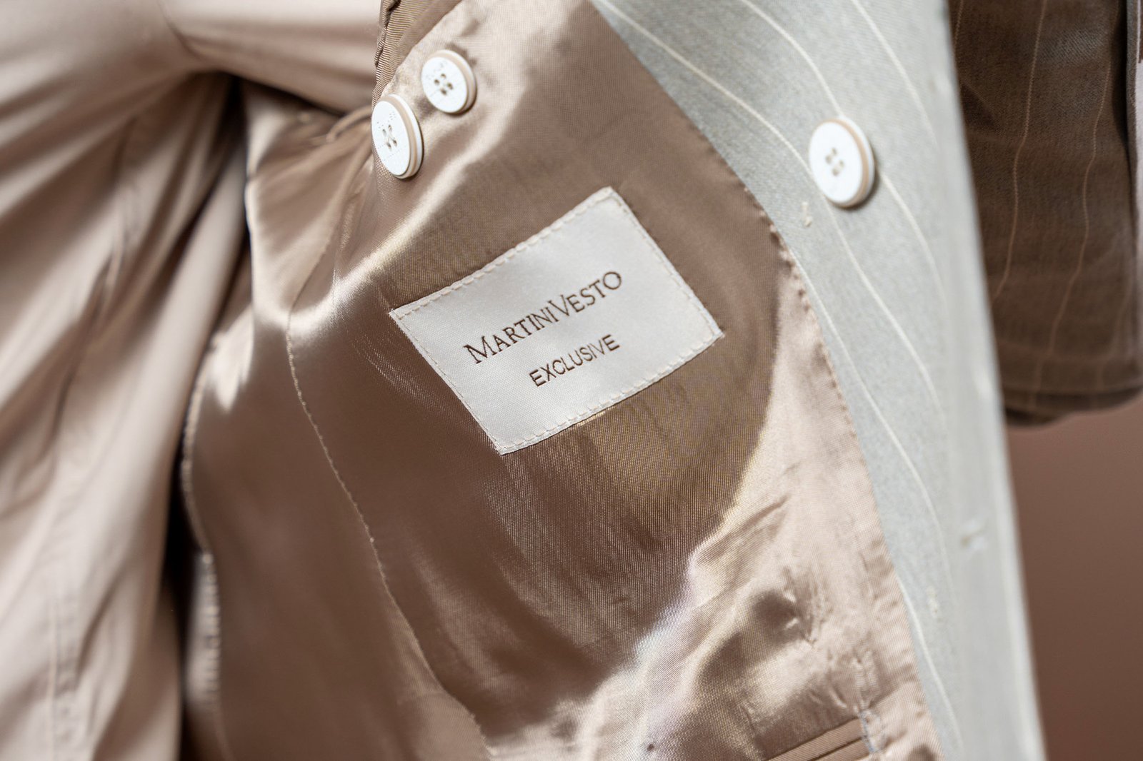 Muško bež odelo sa svetlijom bež prugom - Image 3