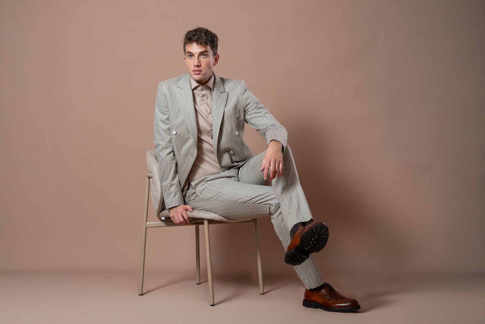 Muško bež odelo sa svetlijom bež prugom - Image 2