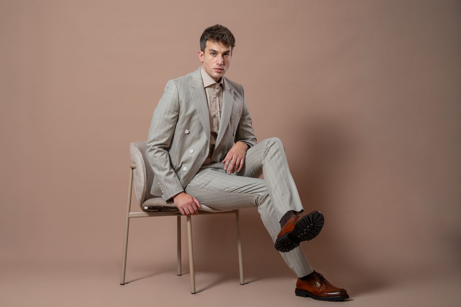 Muško bež odelo sa svetlijom bež prugom - Image 19