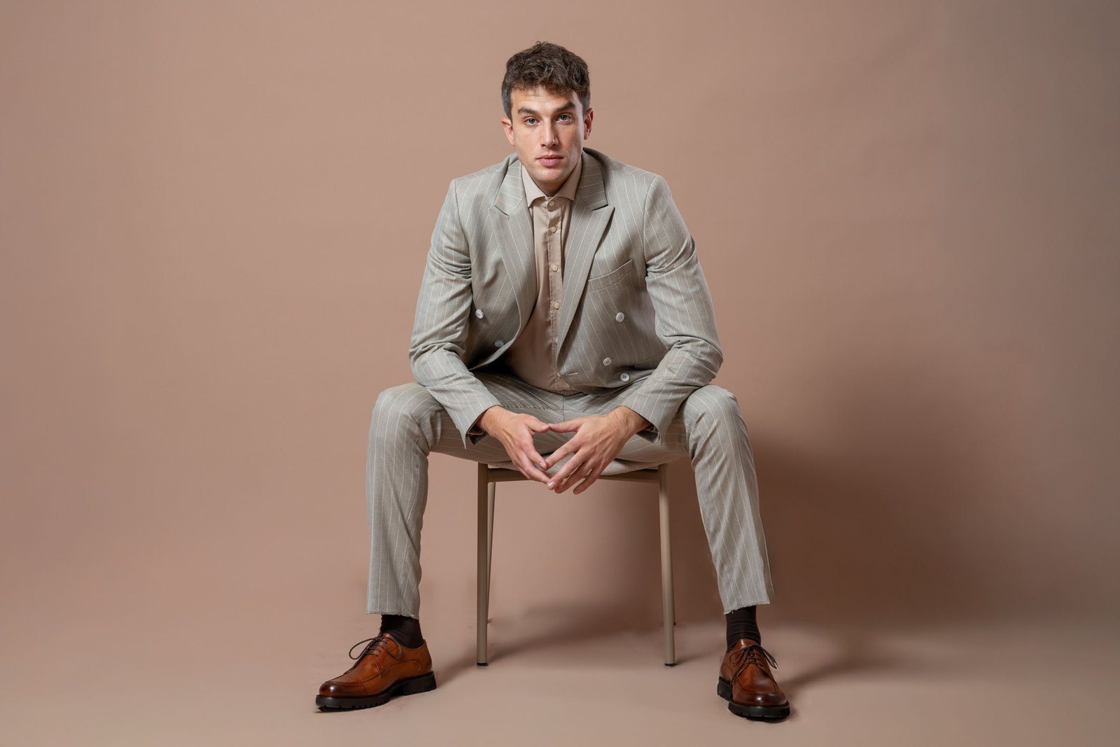 Muško bež odelo sa svetlijom bež prugom - Image 18