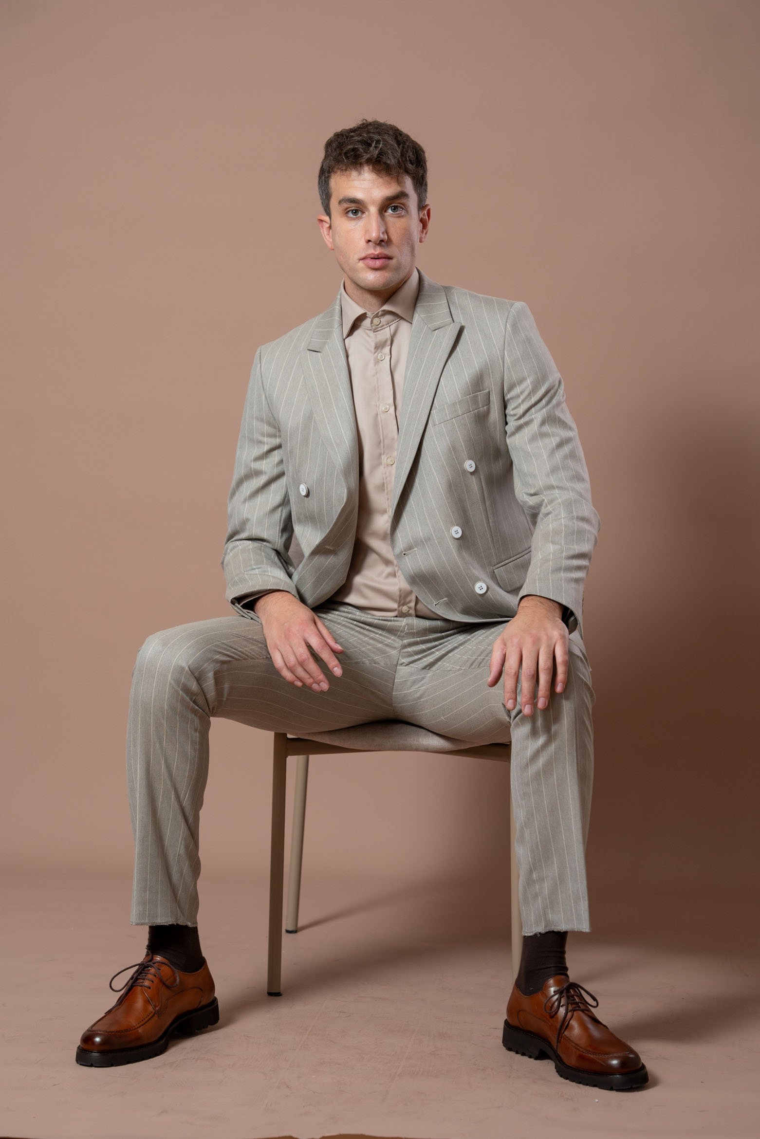 Muško bež odelo sa svetlijom bež prugom - Image 17