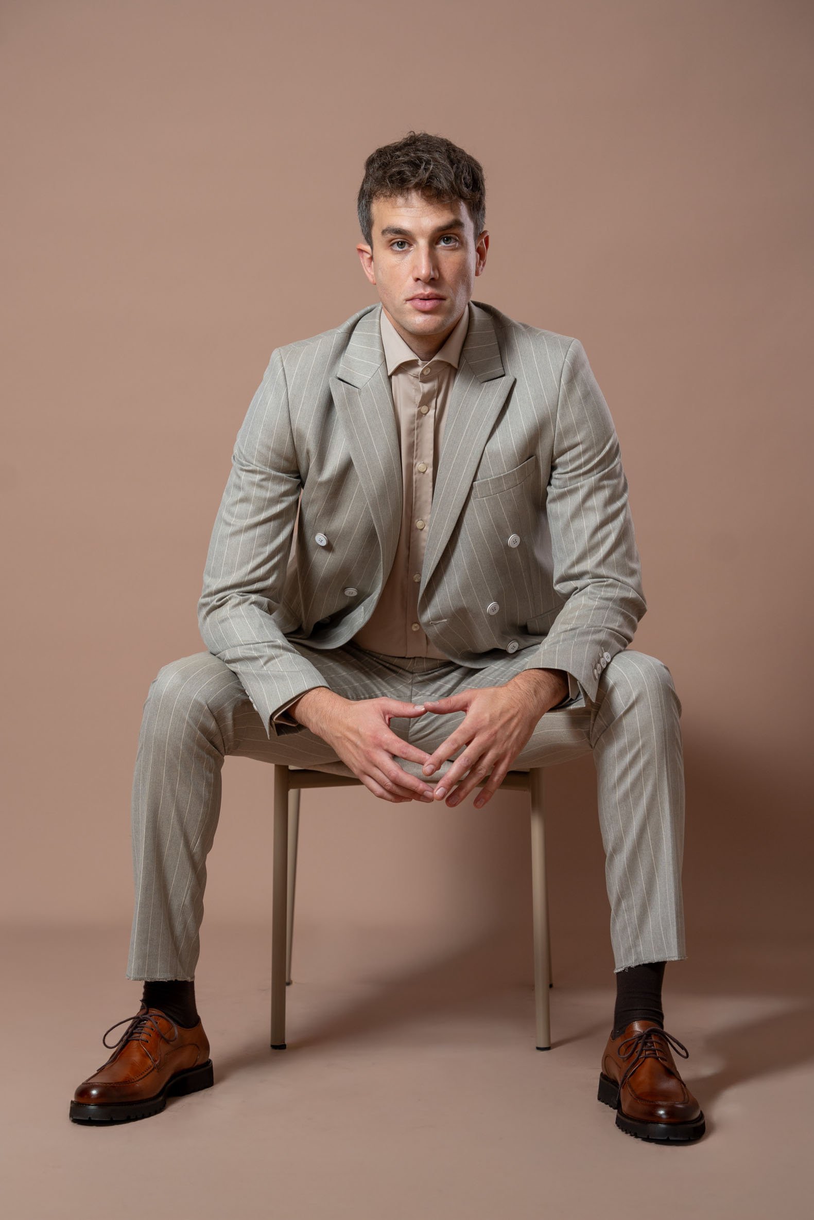 Muško bež odelo sa svetlijom bež prugom - Image 16