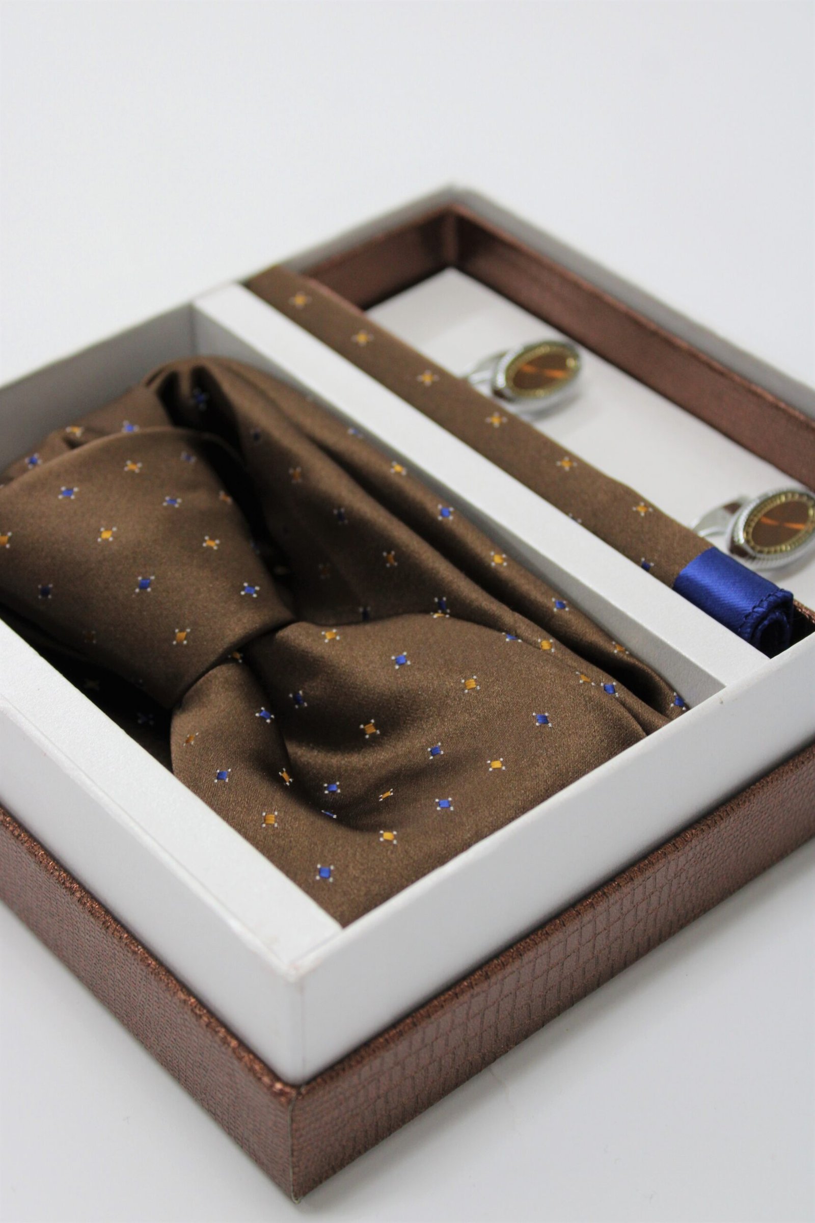 Elegantni poklon set – kravata, maramica i manžetne