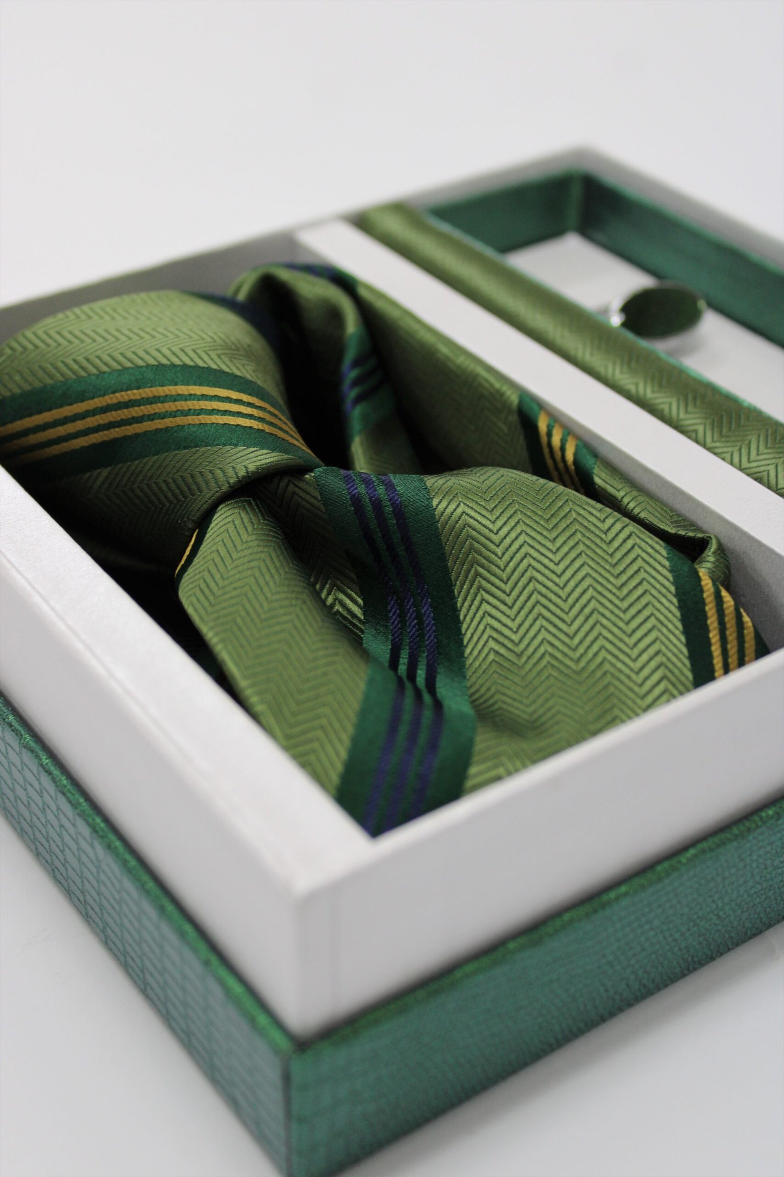 Elegantni poklon set – kravata, maramica i manžetne