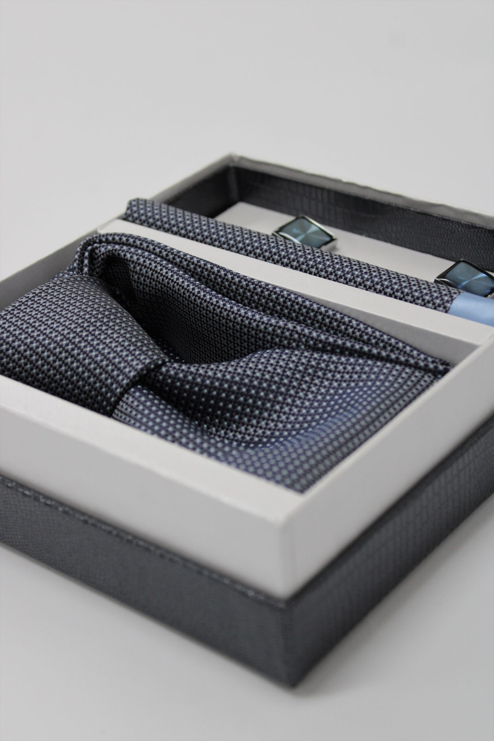 Elegantni poklon set – kravata, maramica i manžetne