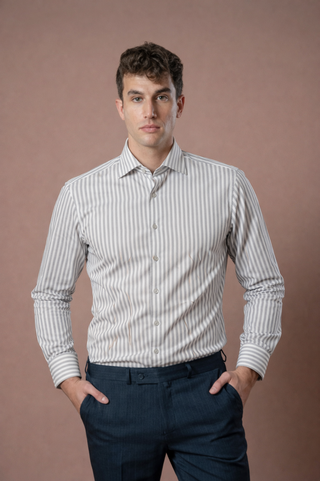 Muška košulja bela sa pepeljasto sivim prugama,slim fit