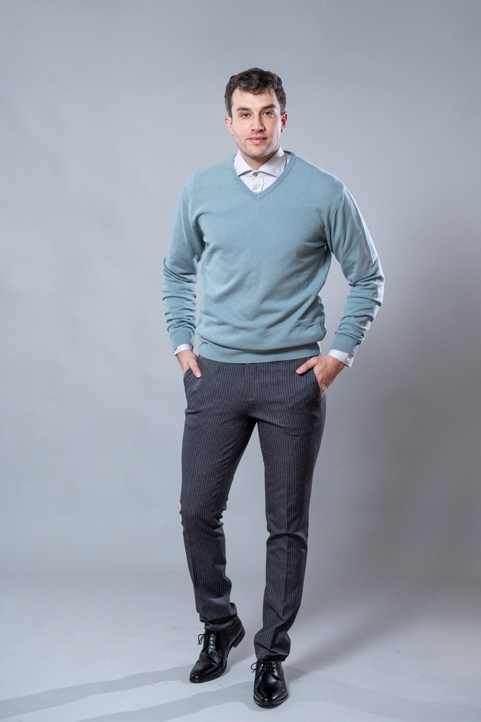 Muške sive pantalone sa sivim prugama