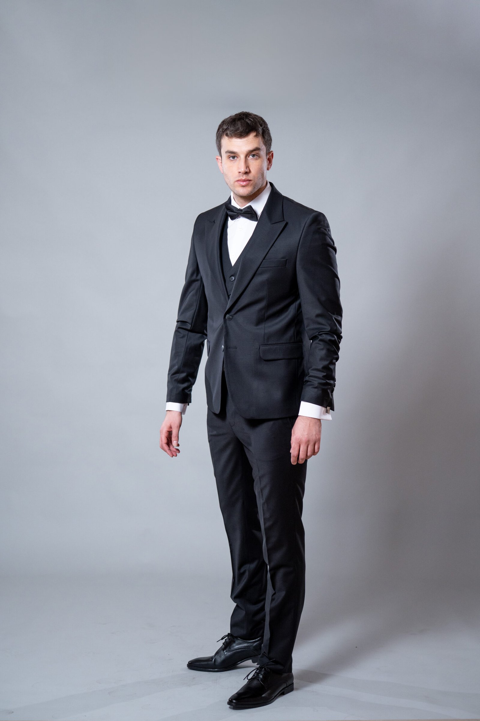 Muško crno elegantno odelo