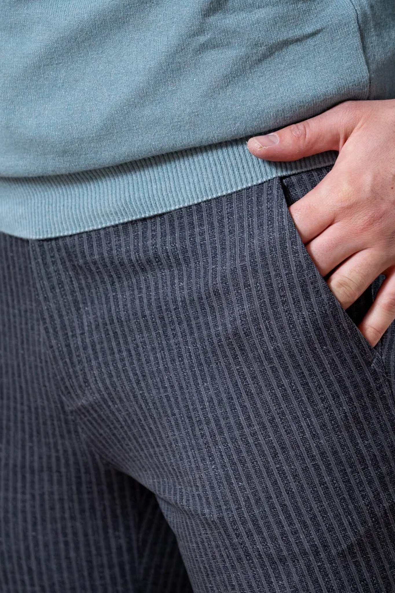 Muške sive pantalone sa sivim prugama - Image 3