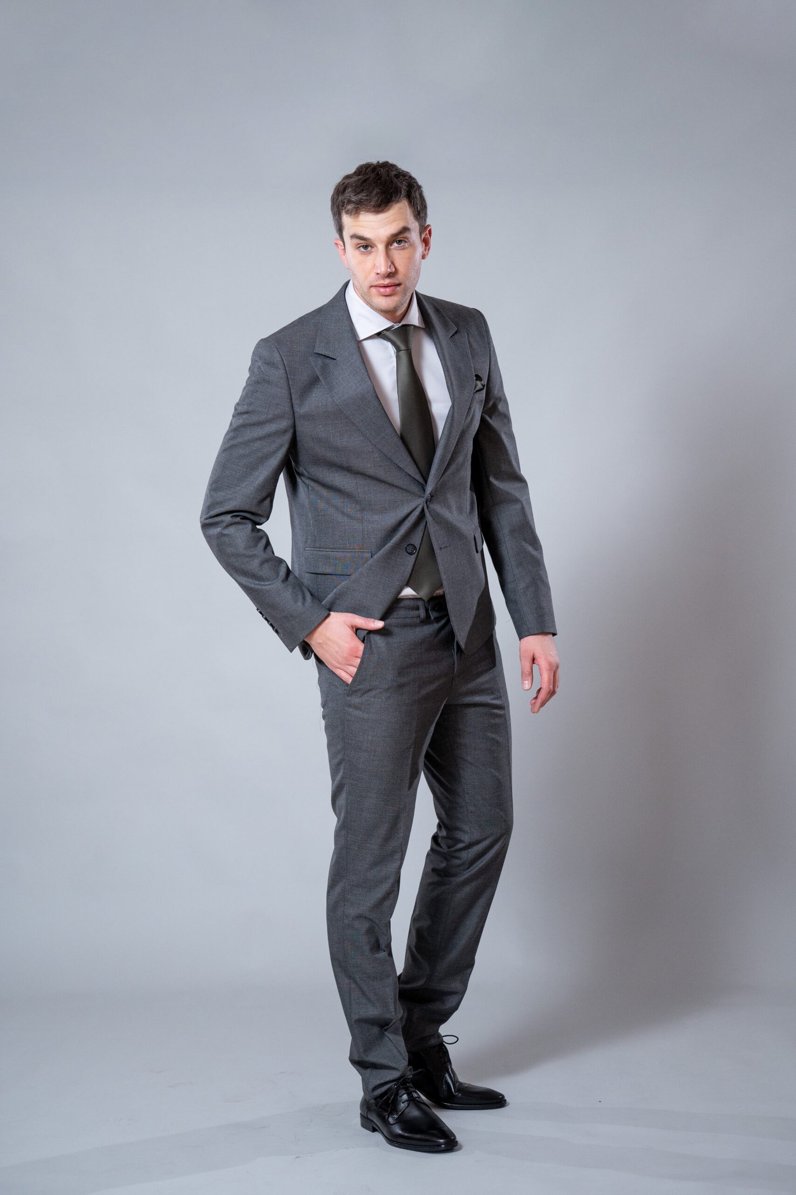 Muško sivo odelo